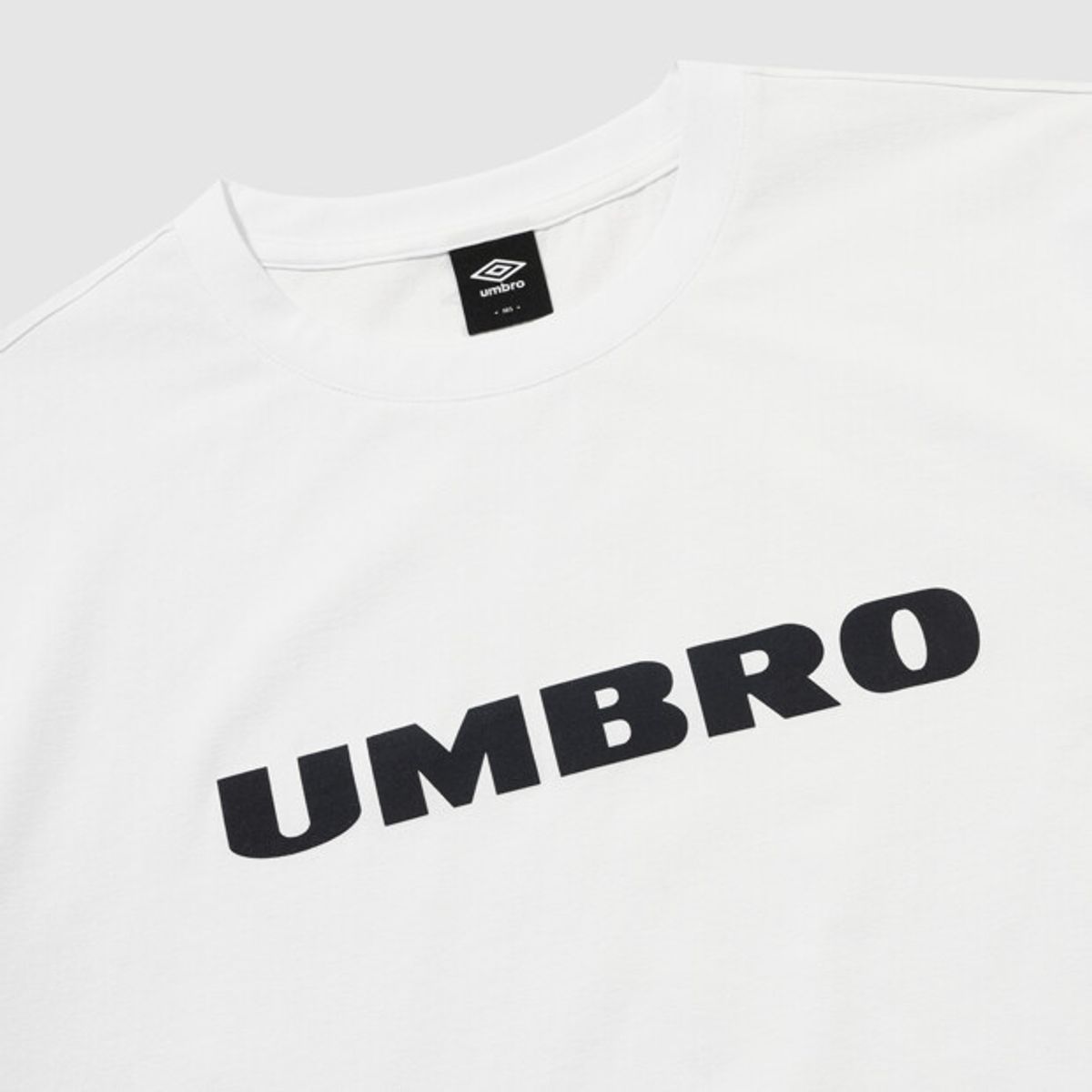 엄브로(UMBRO) [QUICK-DRY] 프레쉬 빅레터링 반팔티 화이트 UR121SRS12