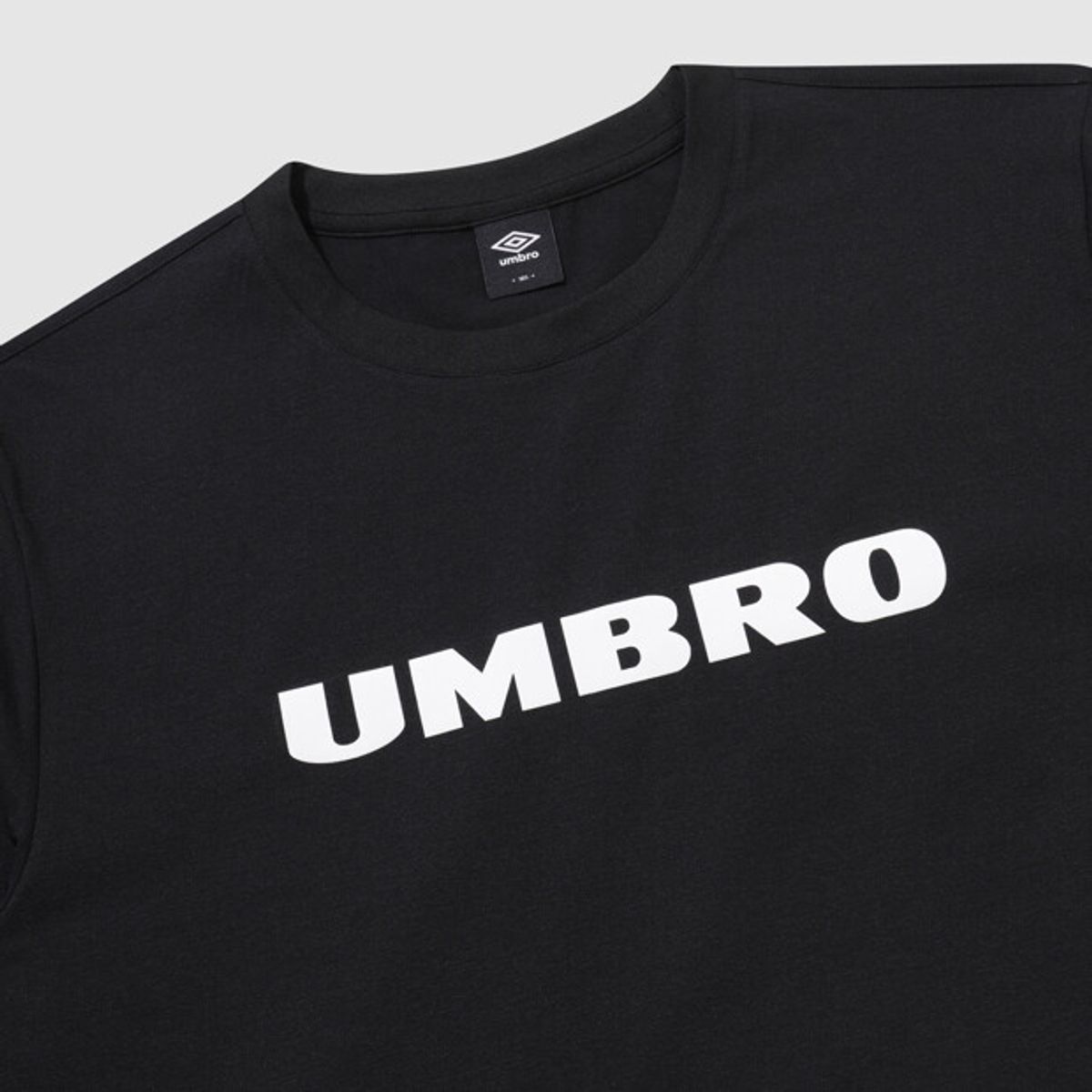 엄브로(UMBRO) [QUICK-DRY] 프레쉬 빅레터링 반팔티 블랙 UR121SRS12