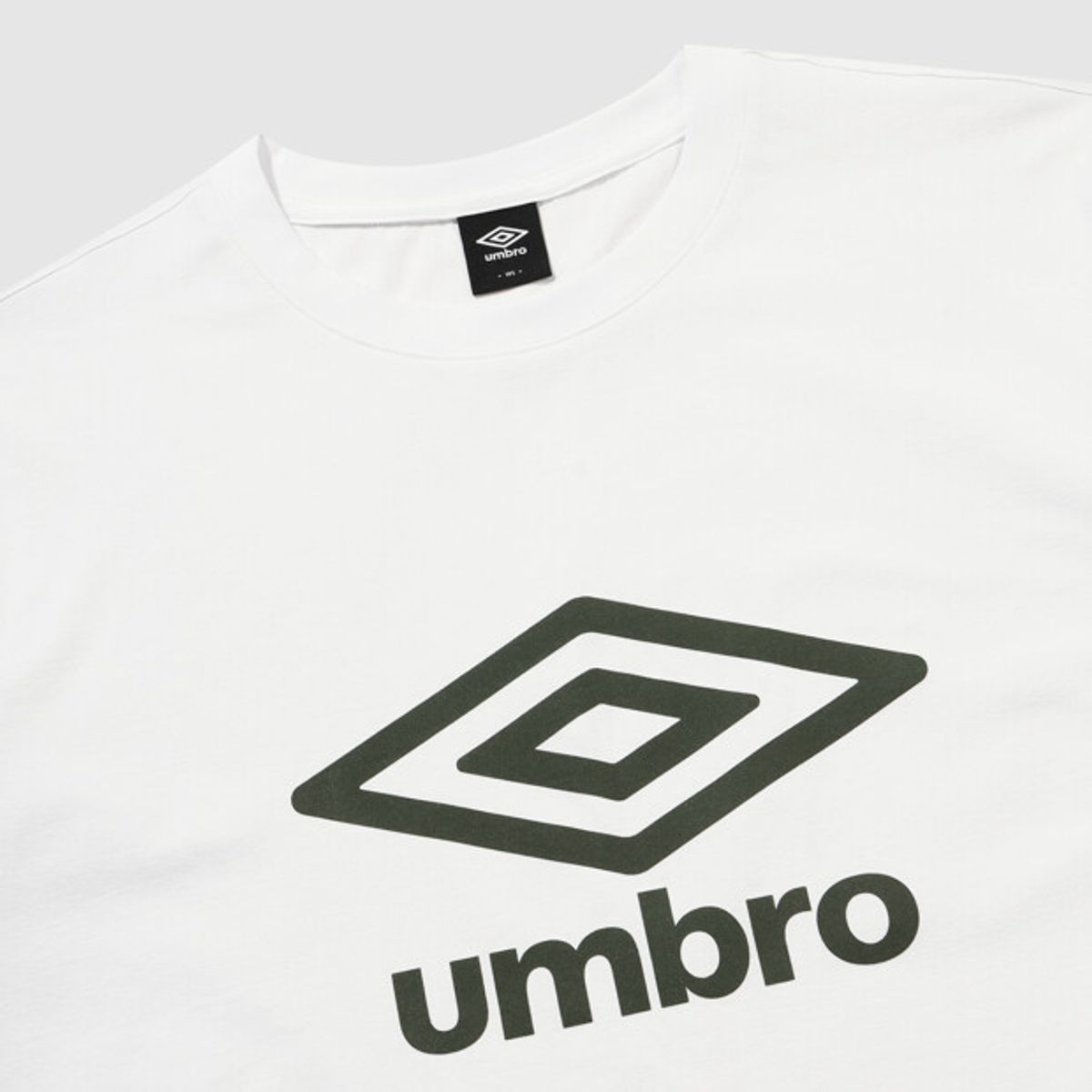엄브로(UMBRO) [QUICK-DRY] 프레쉬 빅로고 반팔티 화이트 UR121SRS13