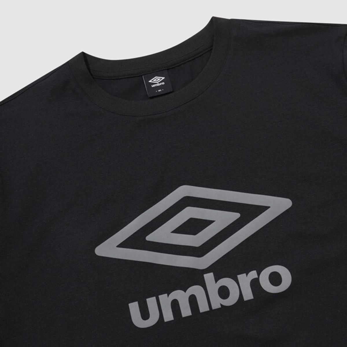 엄브로(UMBRO) [QUICK-DRY] 프레쉬 빅로고 반팔티 블랙 UR121SRS13
