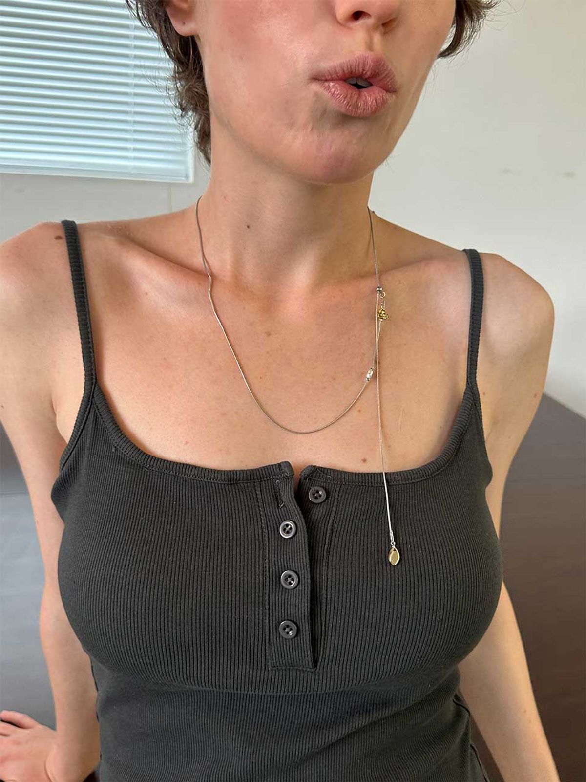 데누(DENU) Tiny gold stone necklace