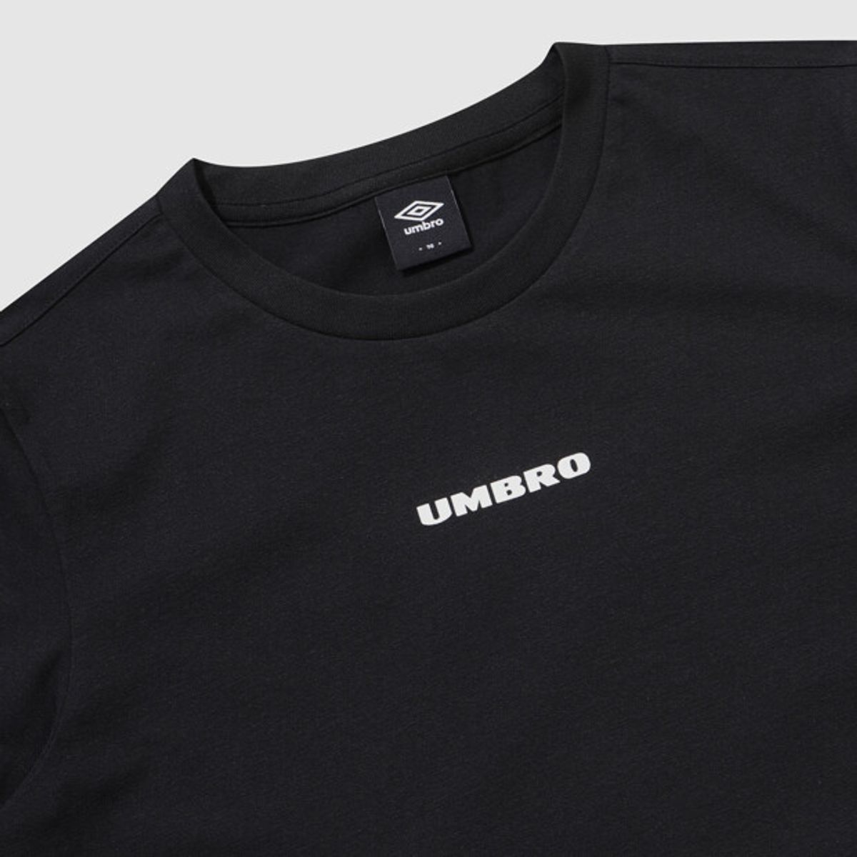 엄브로(UMBRO) [QUICK-DRY] 프레쉬 우먼스 레터링 크롭 반팔 티셔츠 블랙 UR122SRS11