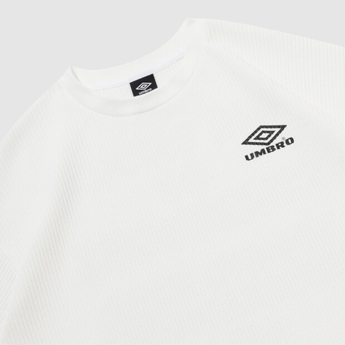 엄브로(UMBRO) 헤리티지 레터링 와플 긴팔 티셔츠 아이보리 UR121CRL21