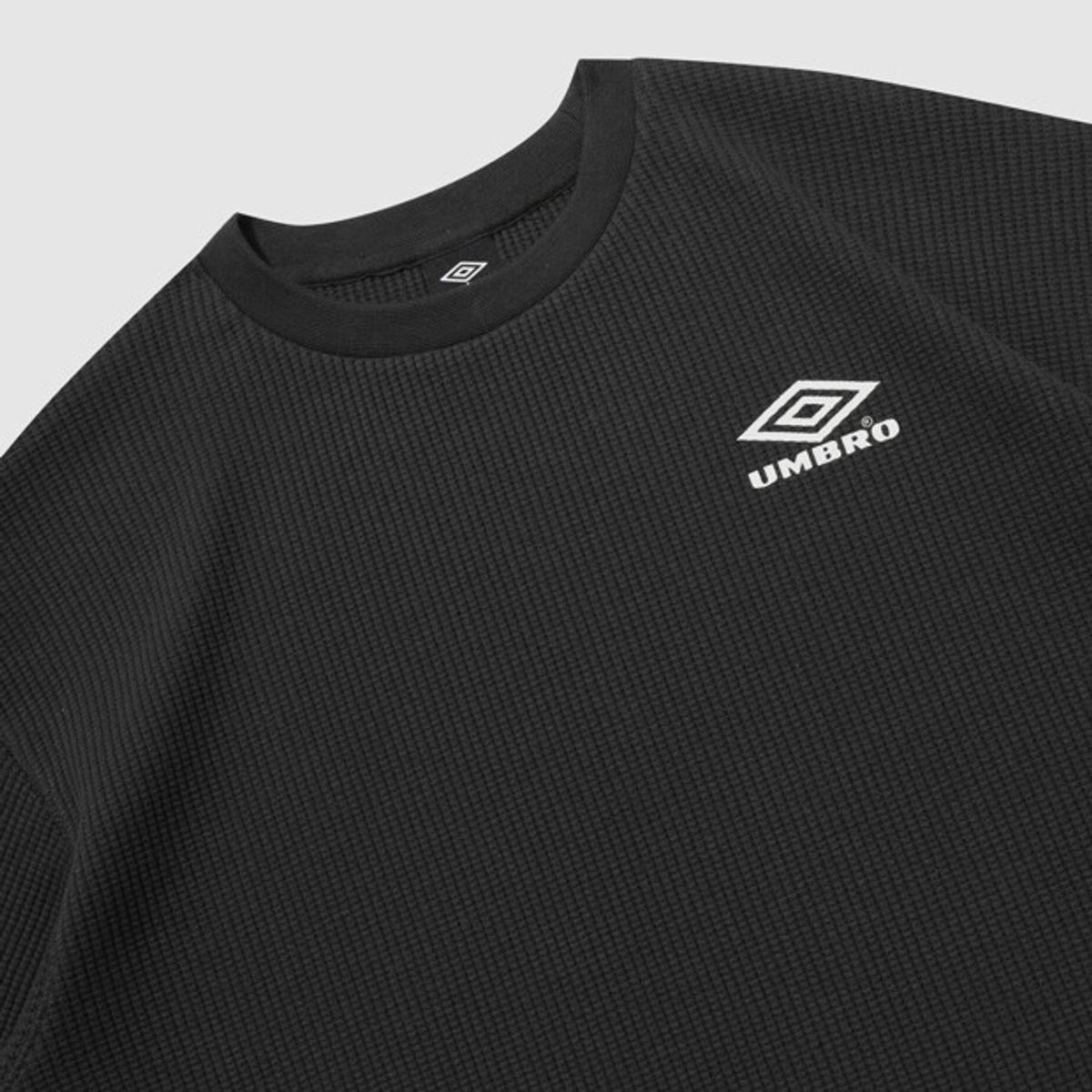 엄브로(UMBRO) 헤리티지 레터링 와플 긴팔 티셔츠 차콜 UR121CRL21