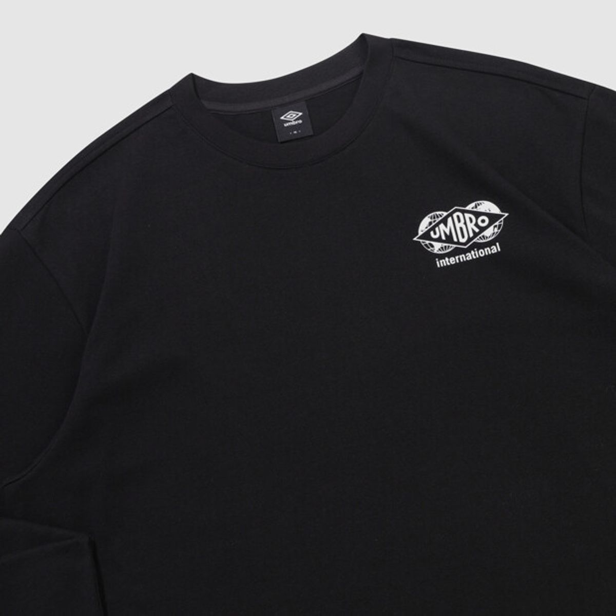 엄브로(UMBRO) HBL 브릿 캐주얼 그래픽 긴팔 티셔츠 블랙 UR121CRL26