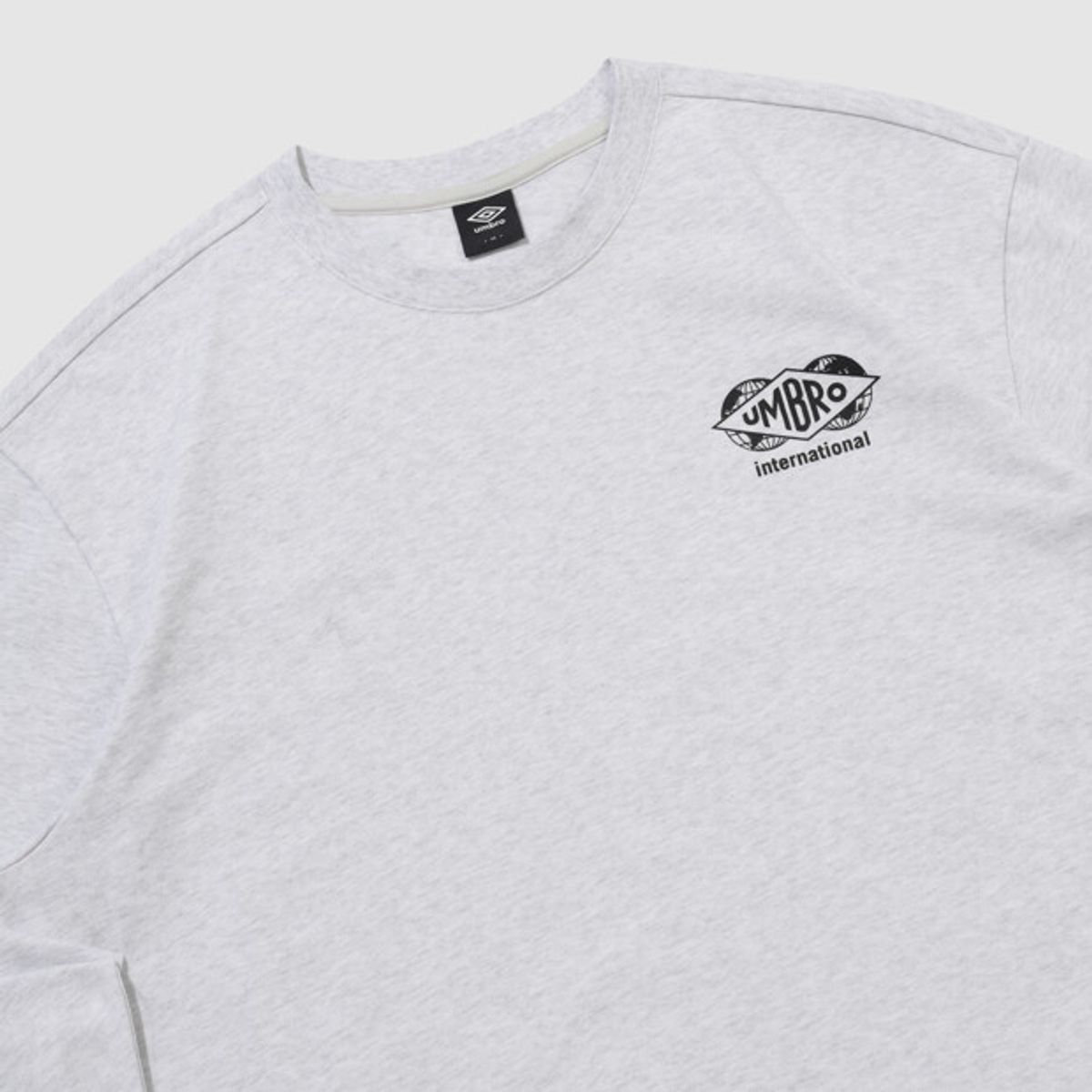 엄브로(UMBRO) HBL 브릿 캐주얼 그래픽 긴팔 티셔츠 라이트 그레이 UR121CRL26