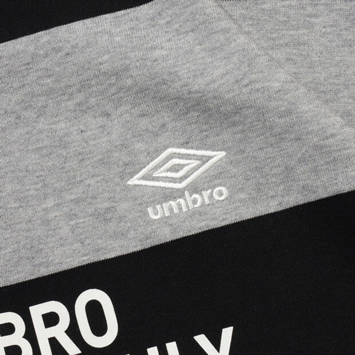 엄브로(UMBRO) 스트라이프 럭비 티셔츠 블랙 UR121CTL11
