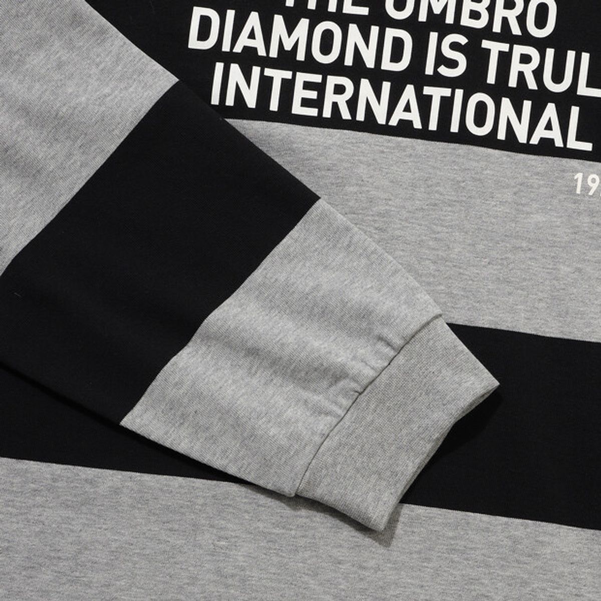 엄브로(UMBRO) 스트라이프 럭비 티셔츠 블랙 UR121CTL11