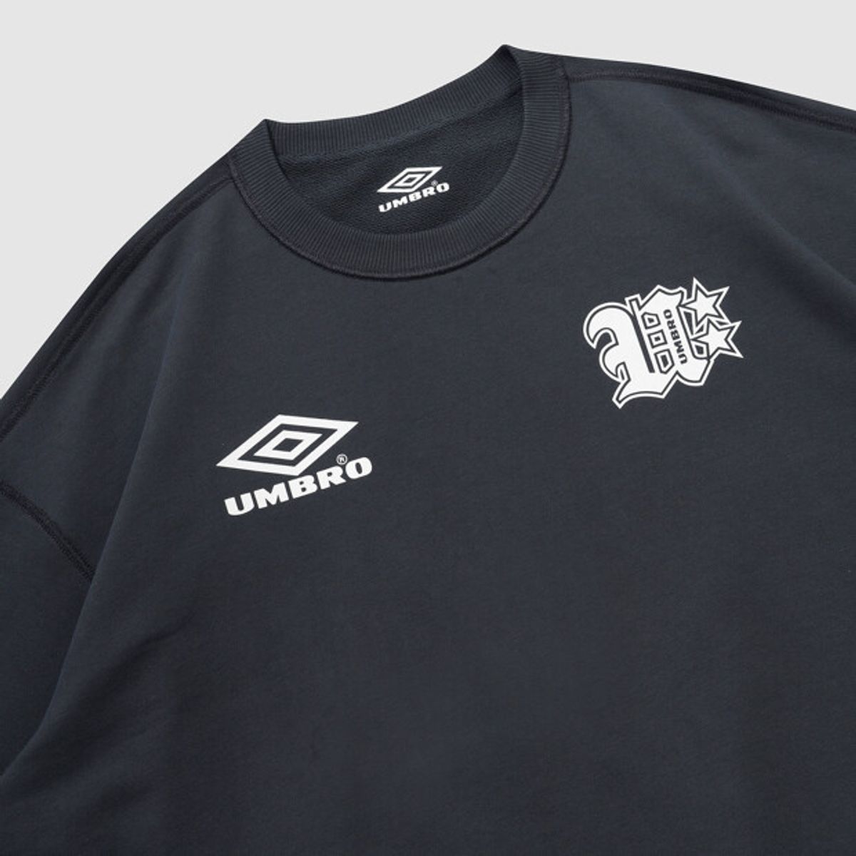 엄브로(UMBRO) 인사이드아웃 맨투맨 네이비 UR121CFS23
