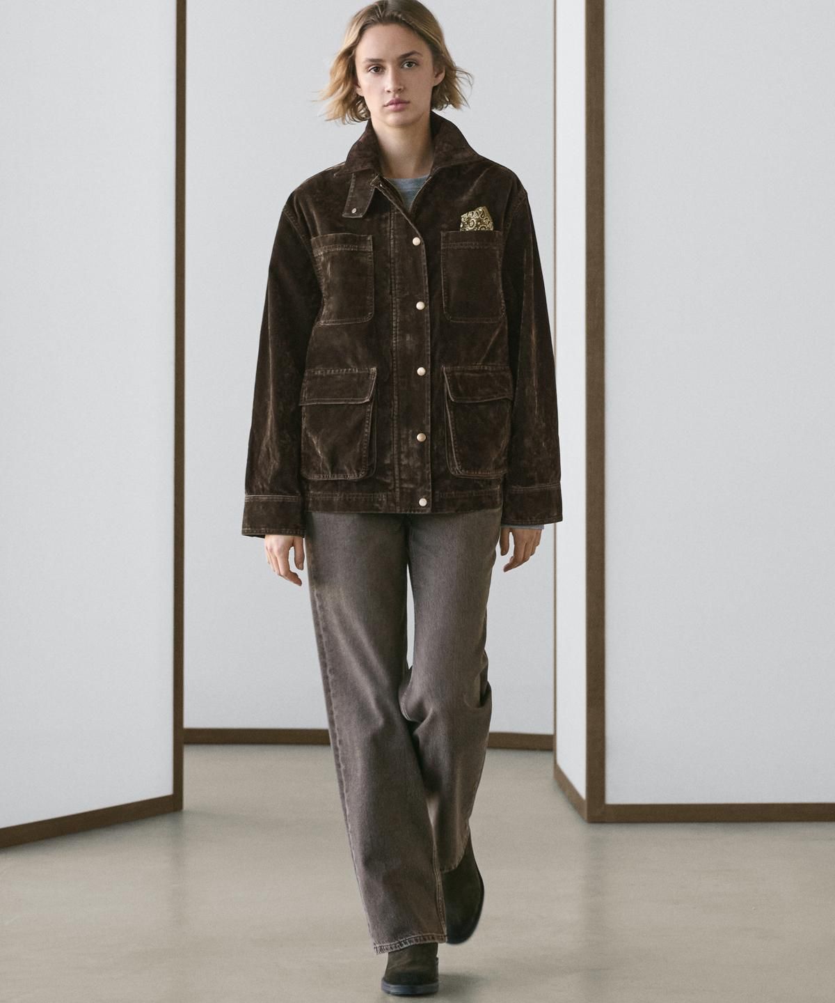 마시모두띠(MASSIMO DUTTI) 플로크 데님 자켓 칼라 디테일