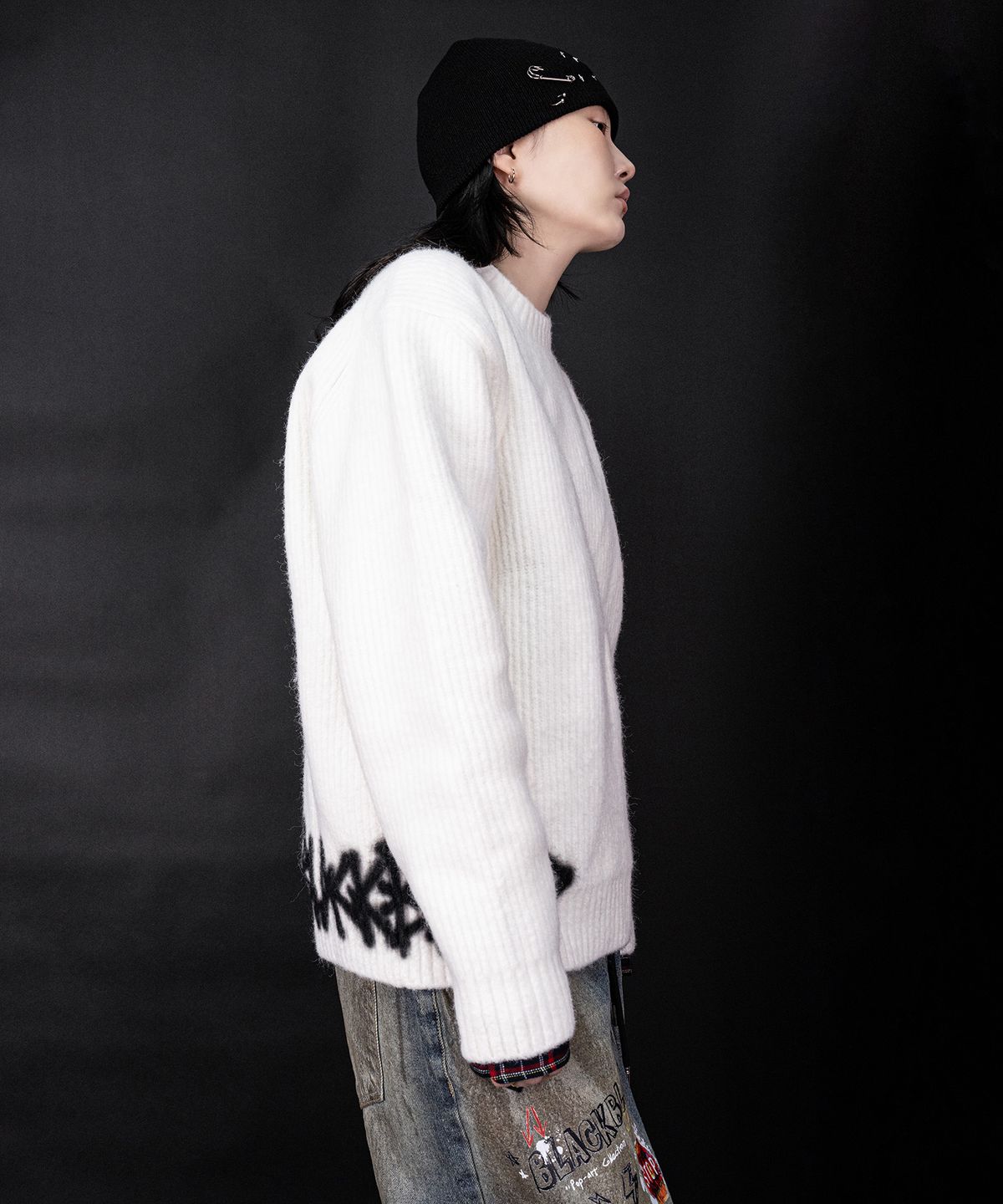 블랙블론드(BLACKBLOND) 비비디 디스오더 그래피티 로고 스웨터 (화이트)