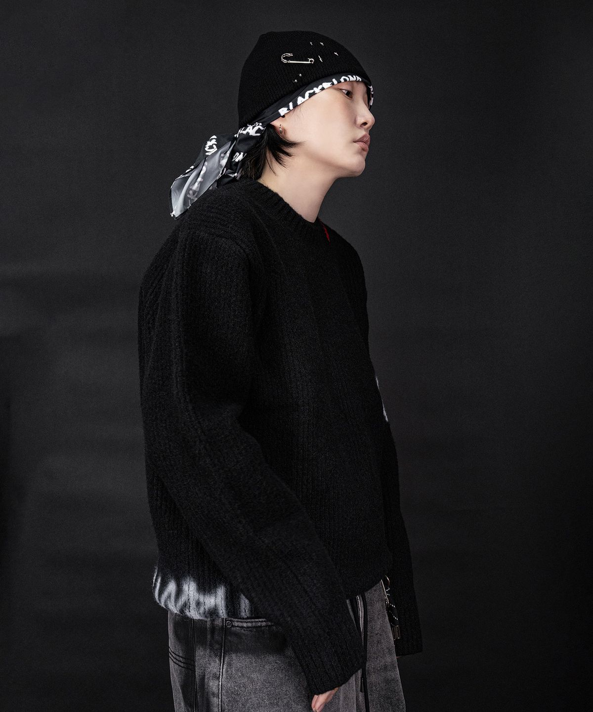 블랙블론드(BLACKBLOND) 비비디 디스오더 그래피티 로고 스웨터 (블랙)