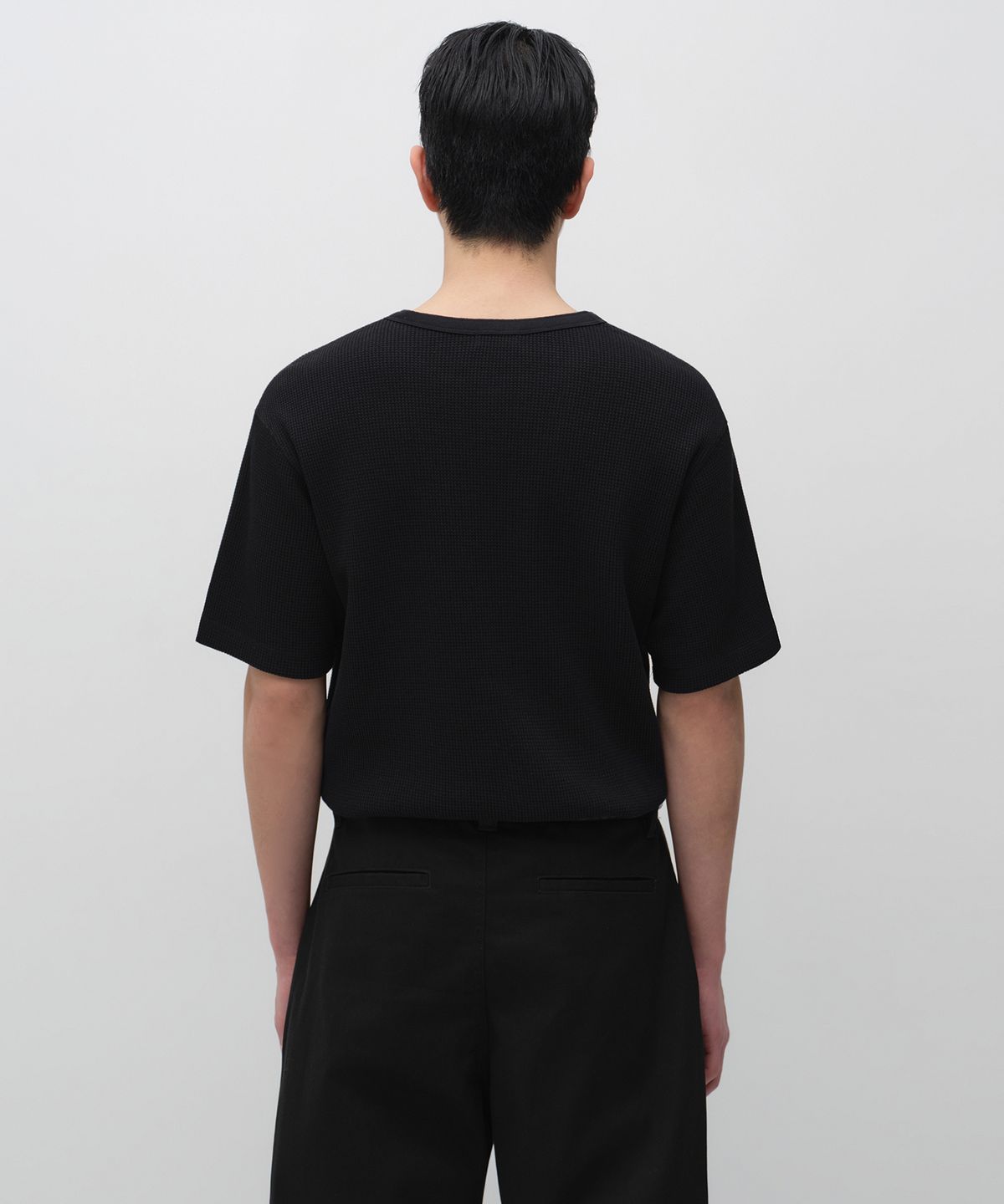 무신사 스탠다드(MUSINSA STANDARD) 와플 헨리 넥 티셔츠 [블랙]