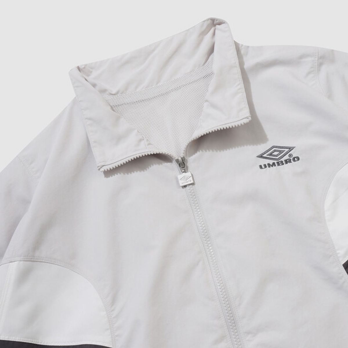엄브로(UMBRO) 헤리티지 트랙 우븐 바람막이 자켓 그레이 UR121CJK13