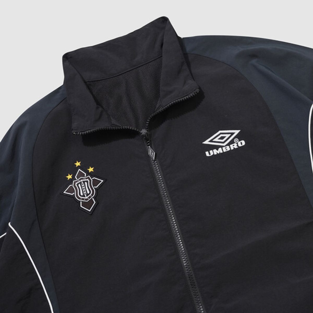 엄브로(UMBRO) HBL 네오 브릿 컬러블럭 스탠넥 바람막이 자켓 블랙 UR121CJK22