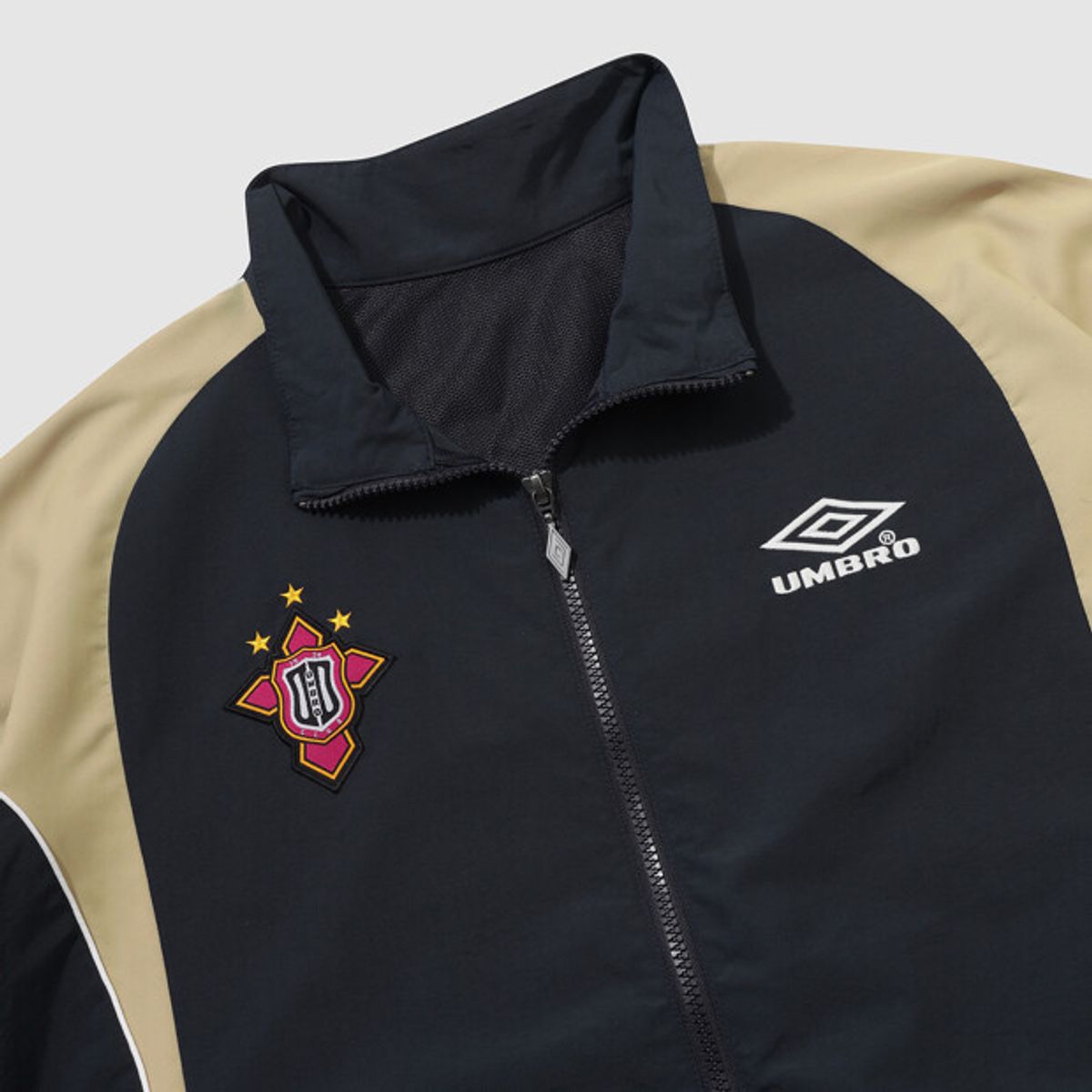 엄브로(UMBRO) HBL 네오 브릿 컬러블럭 스탠넥 바람막이 자켓 네이비 UR121CJK22
