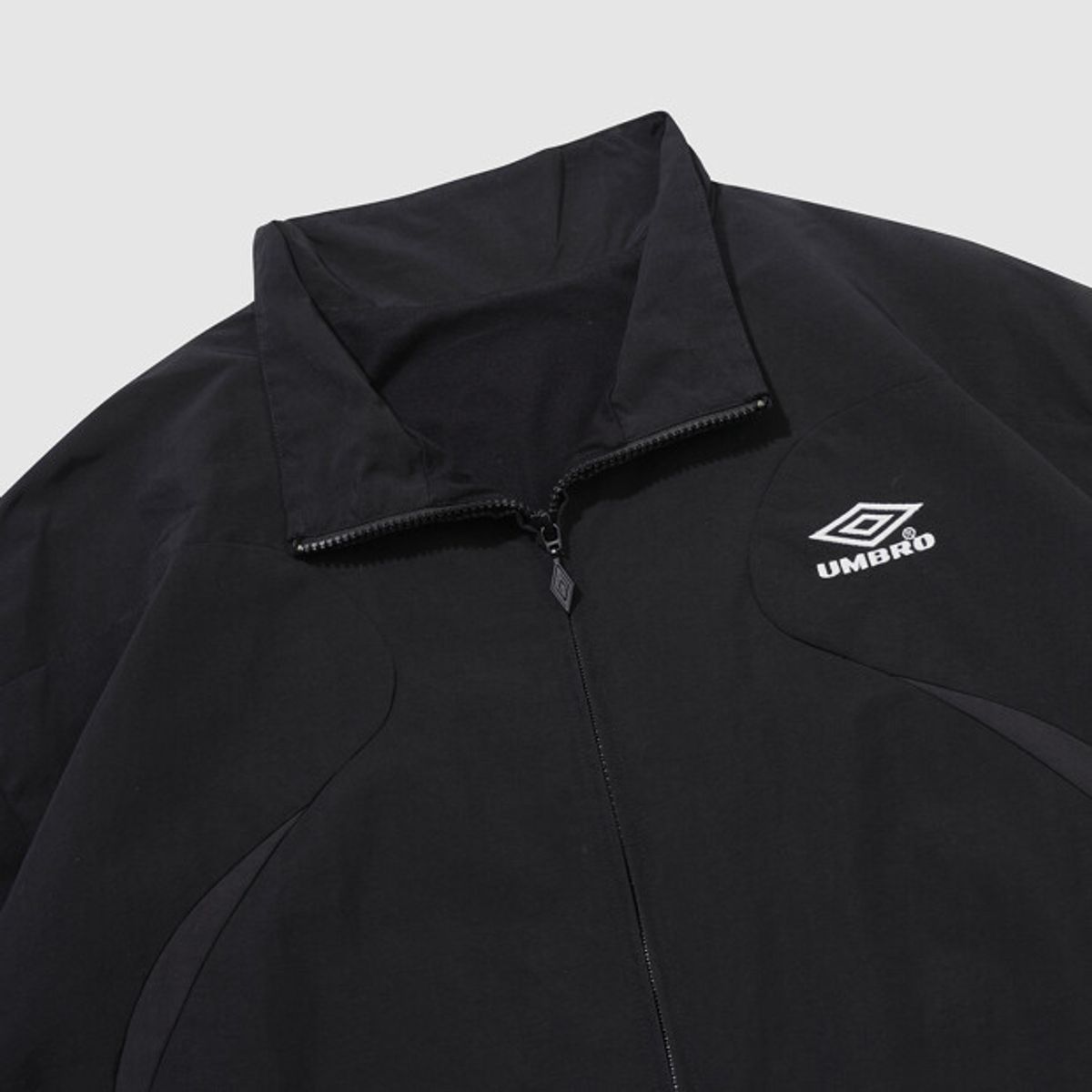 엄브로(UMBRO) HBL 브릿 캐주얼 스탠넥 바람막이 자켓 블랙 UR121CJK24