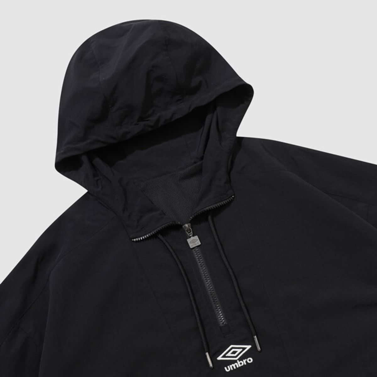 엄브로(UMBRO) 오버핏 파이핑 후드 아노락 블랙 UR121CWT11