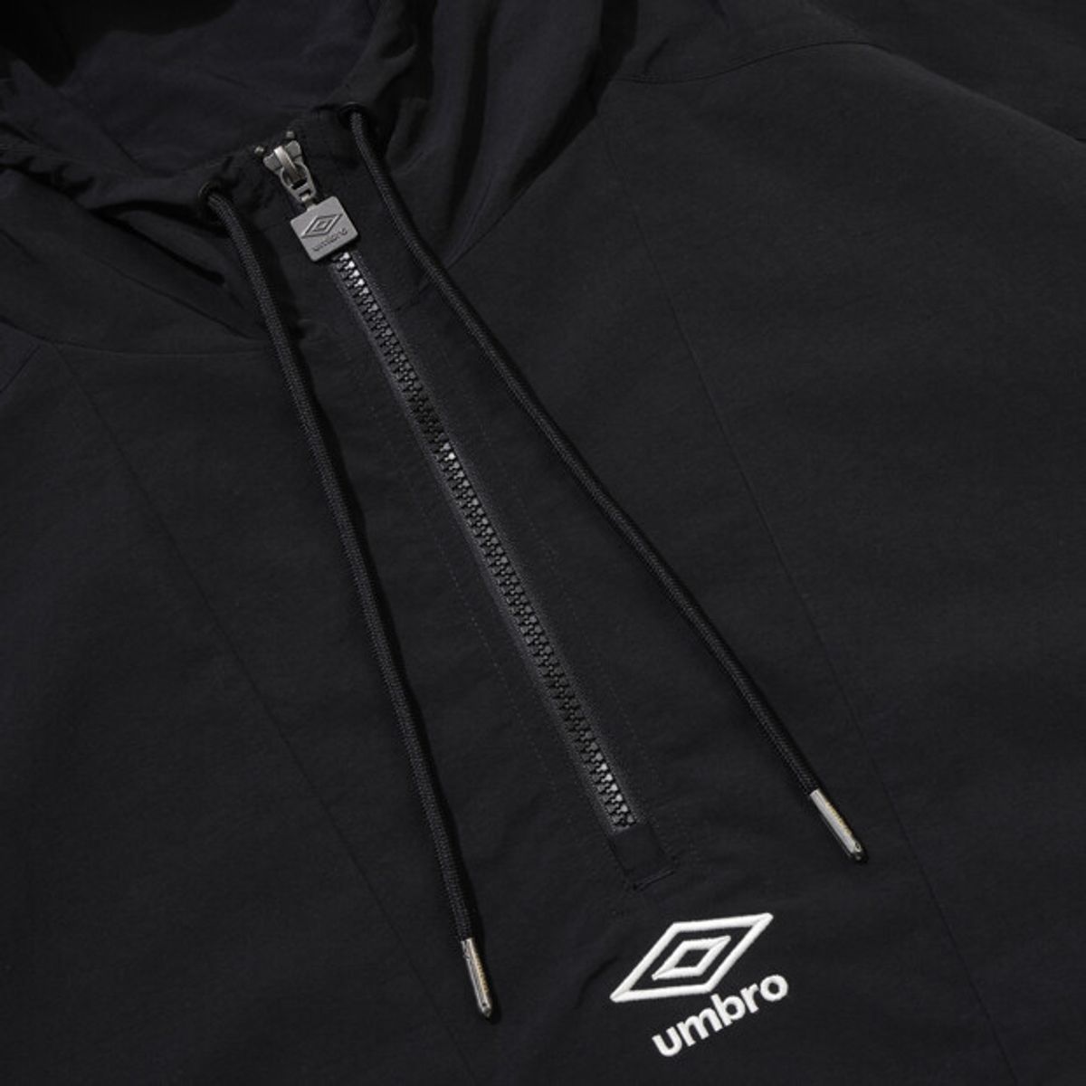 엄브로(UMBRO) 오버핏 파이핑 후드 아노락 블랙 UR121CWT11