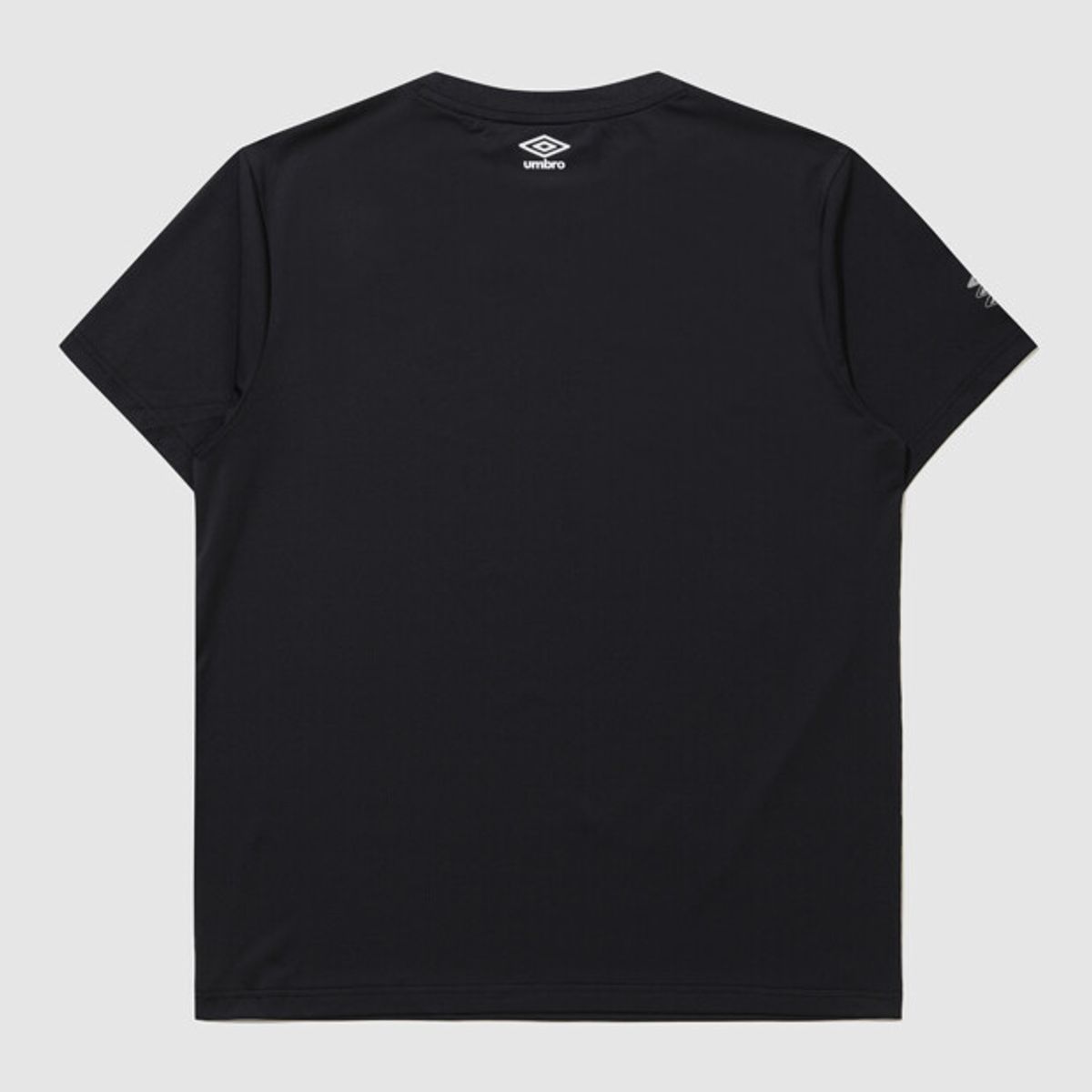 엄브로(UMBRO) PTR 베이직 폴리 스판 머슬핏 반팔 티셔츠 블랙 UR121SRS15