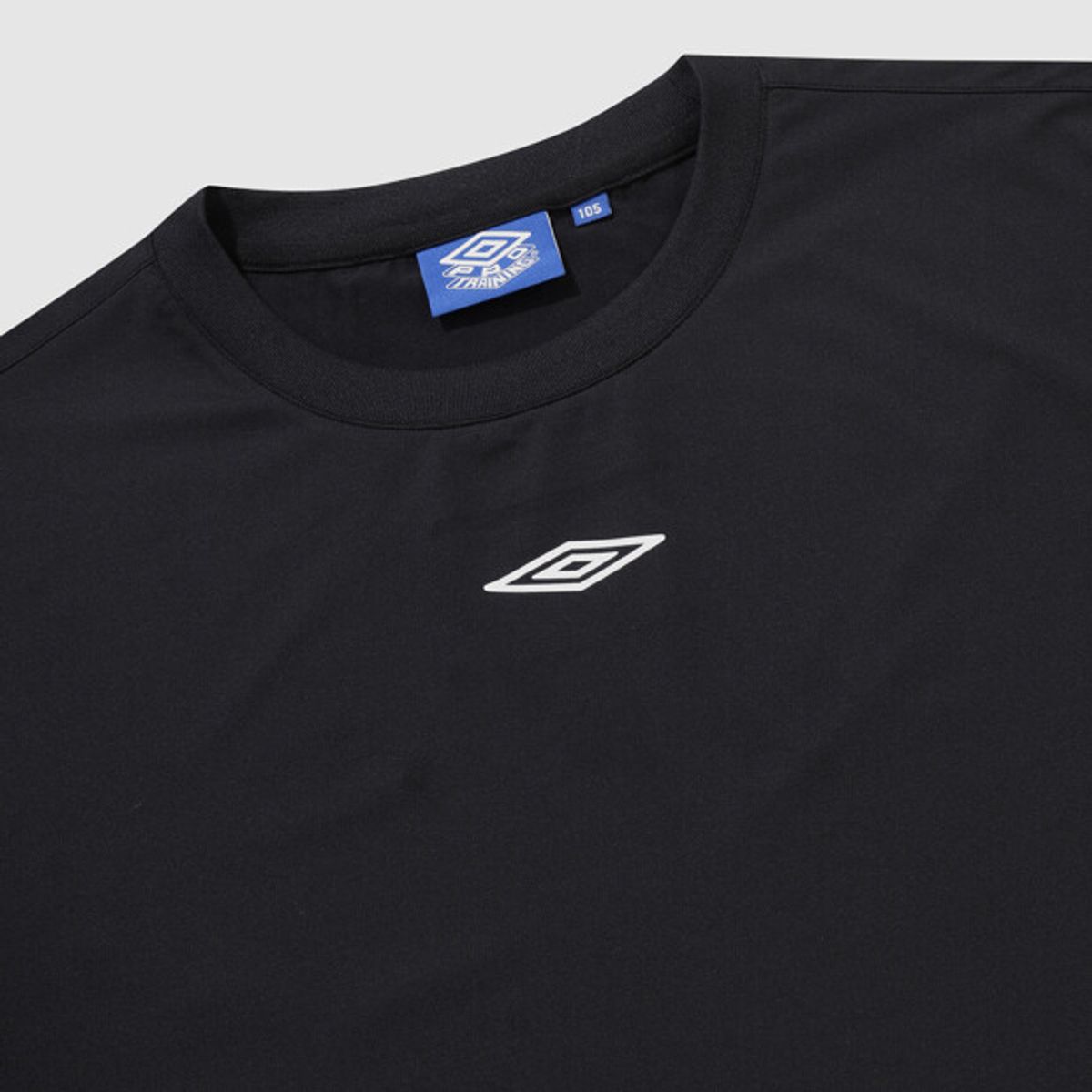 엄브로(UMBRO) PTR 베이직 폴리 스판 머슬핏 반팔 티셔츠 블랙 UR121SRS15