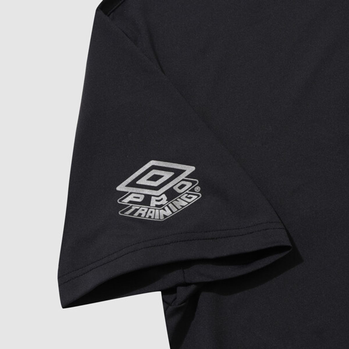 엄브로(UMBRO) PTR 베이직 폴리 스판 머슬핏 반팔 티셔츠 블랙 UR121SRS15