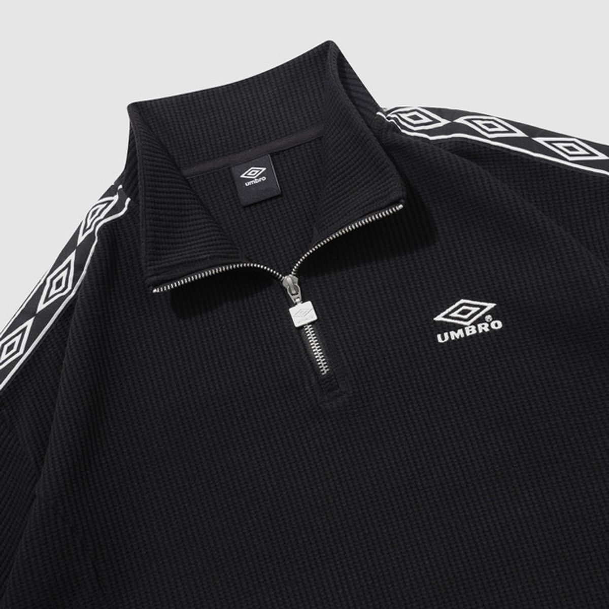 엄브로(UMBRO) 와플 우먼스 트랙 하프집업 블랙 UR122CFS11