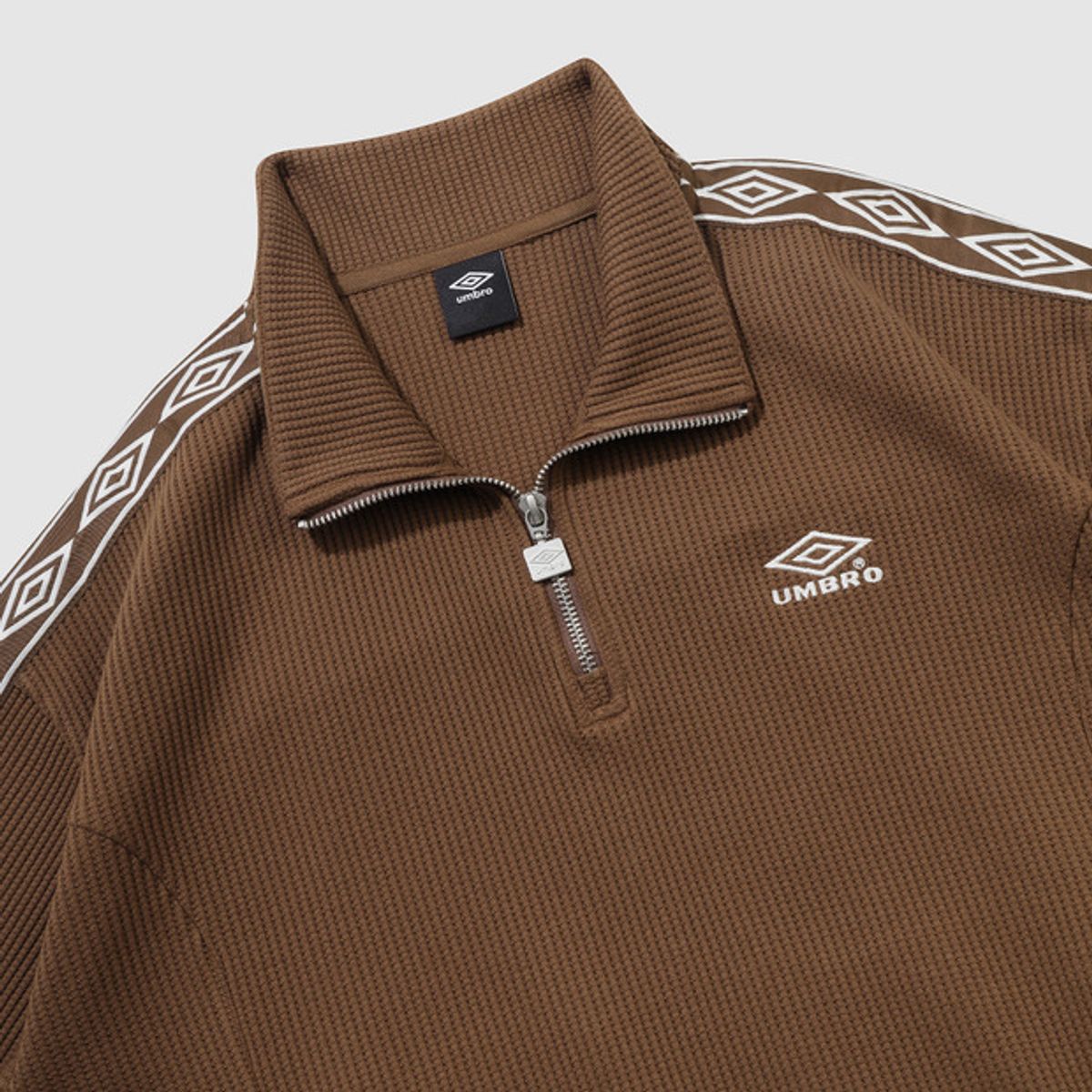 엄브로(UMBRO) 와플 우먼스 트랙 하프집업 브라운 UR122CFS11