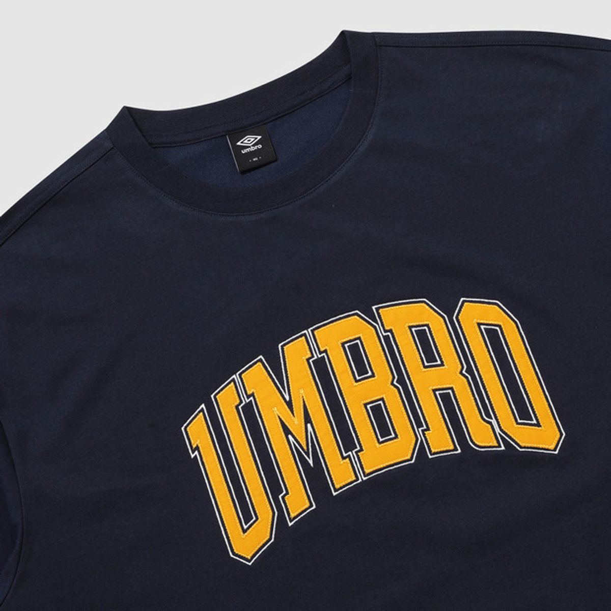 엄브로(UMBRO) 트렌드 레터링 오버핏 반팔 티셔츠 네이비 UR121CRS11