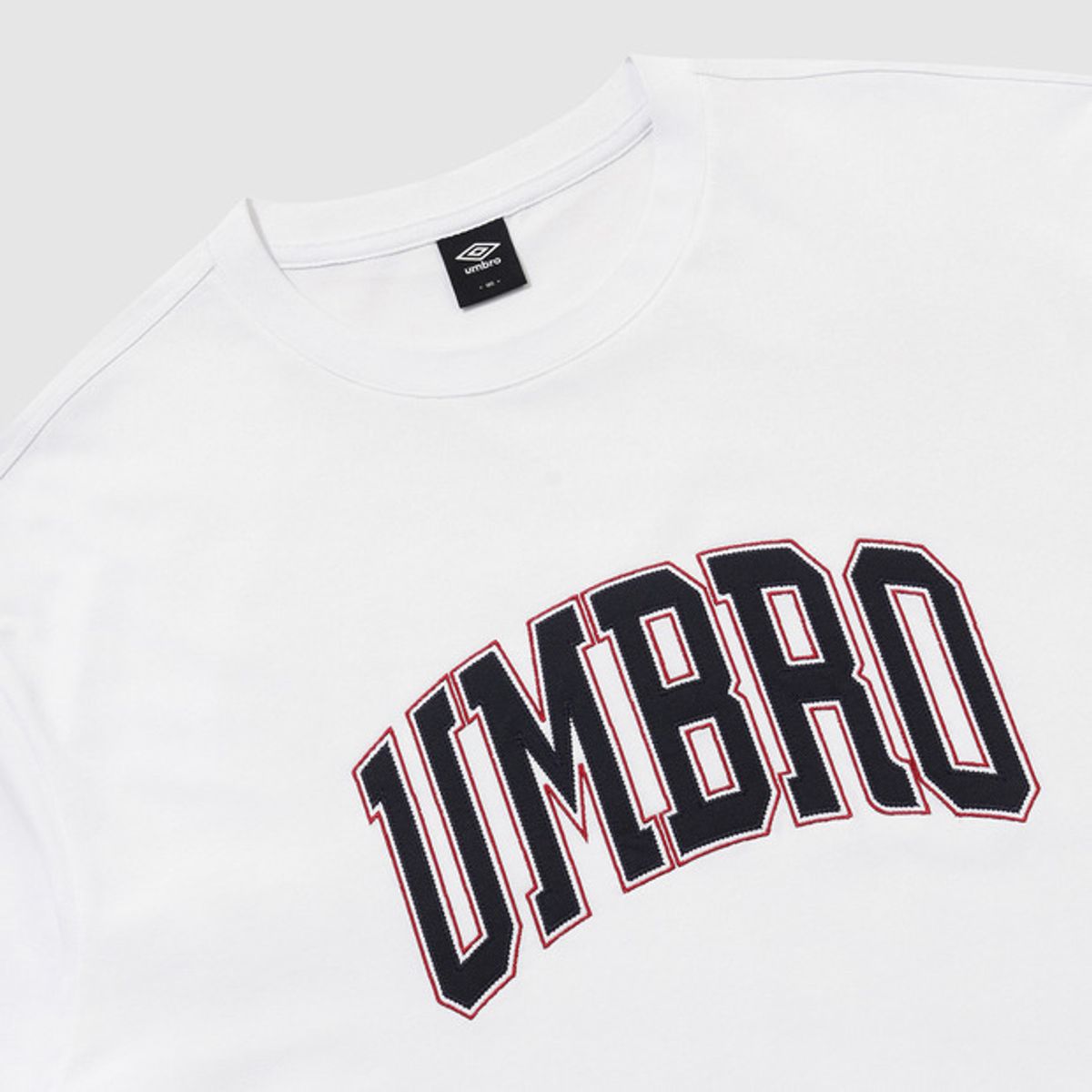 엄브로(UMBRO) 트렌드 레터링 오버핏 반팔 티셔츠 화이트 UR121CRS11