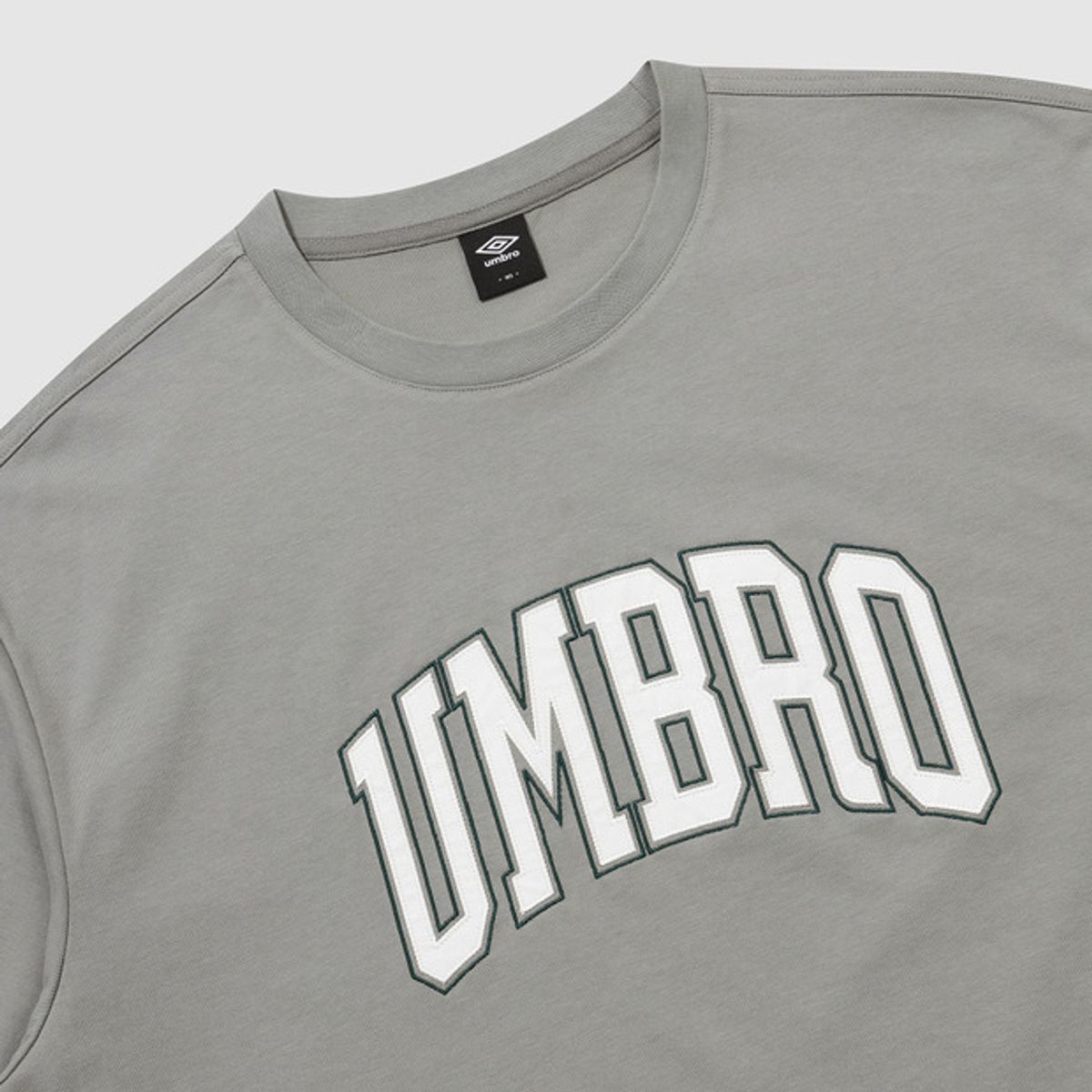 엄브로(UMBRO) 트렌드 레터링 오버핏 반팔 티셔츠 카키 UR121CRS11