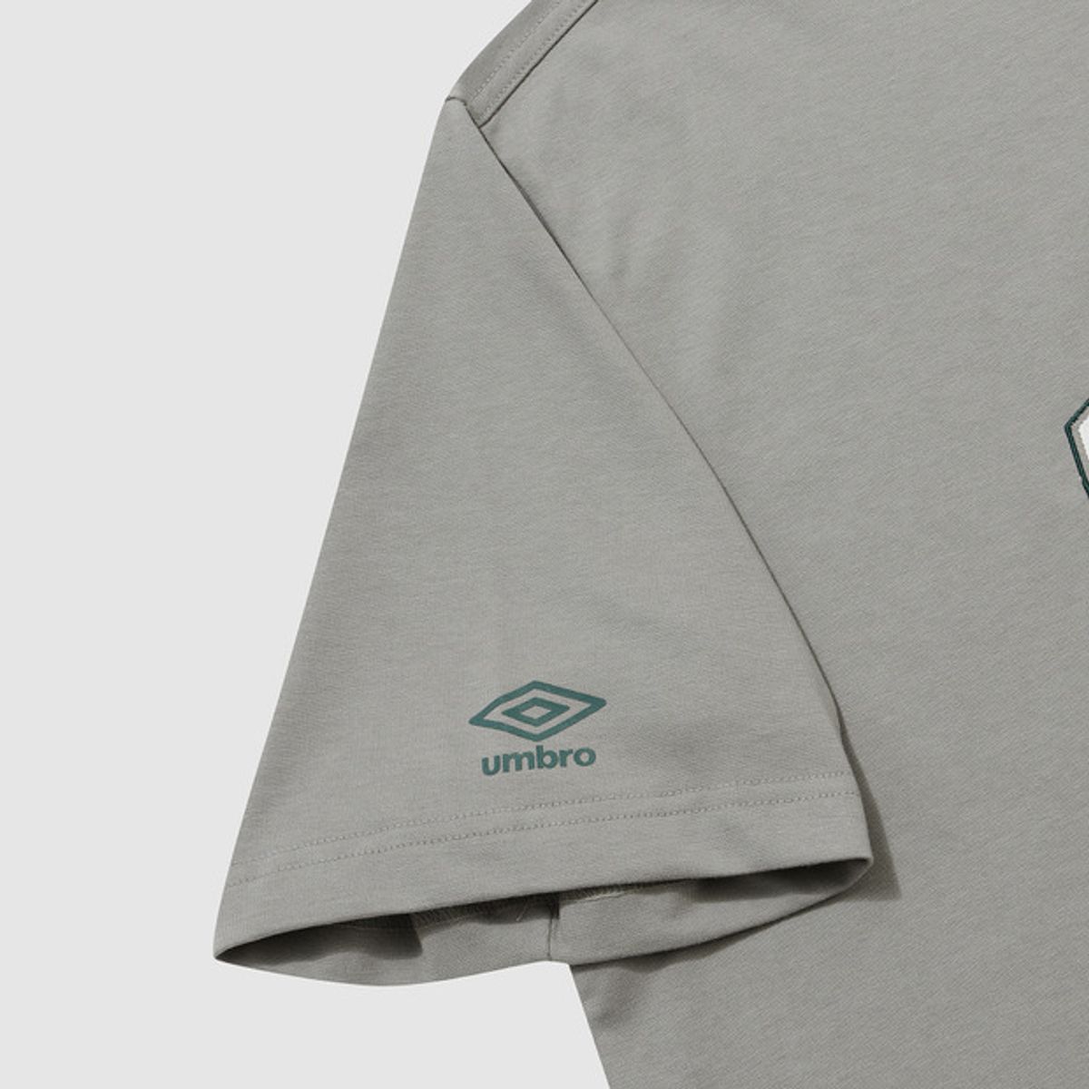 엄브로(UMBRO) 트렌드 레터링 오버핏 반팔 티셔츠 카키 UR121CRS11