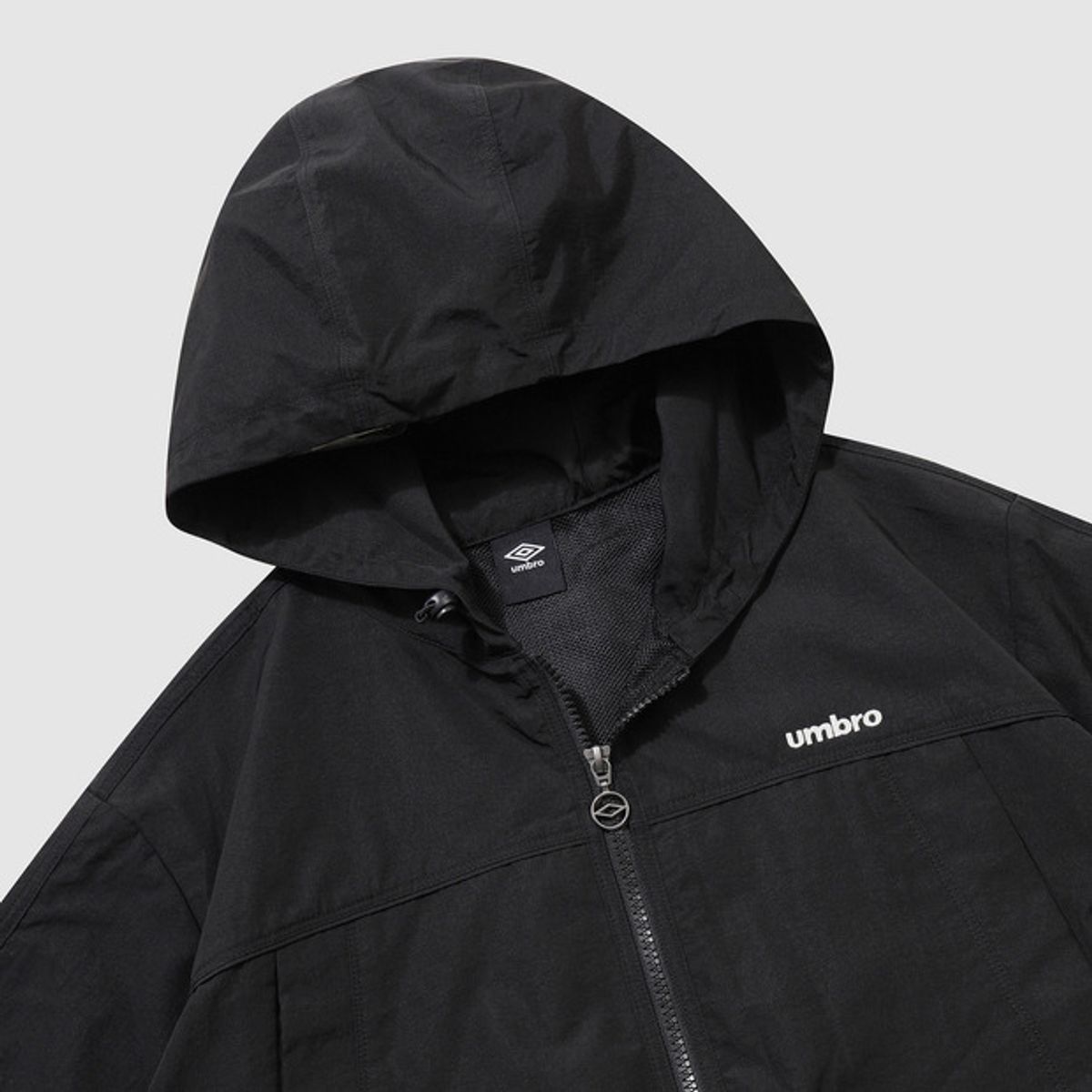 엄브로(UMBRO) 우먼스 트랙 후드 바람막이 자켓 블랙 UR122CJK12