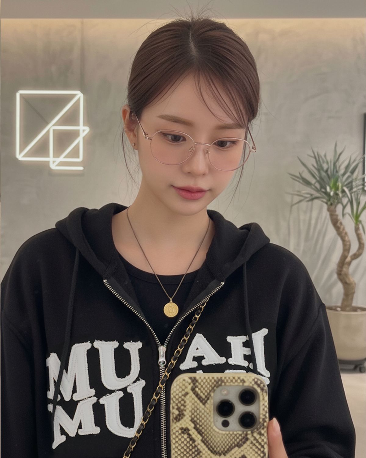 무아무아(MUAHMUAH) MUAH 아플리케 로고 후드집업 [5color]