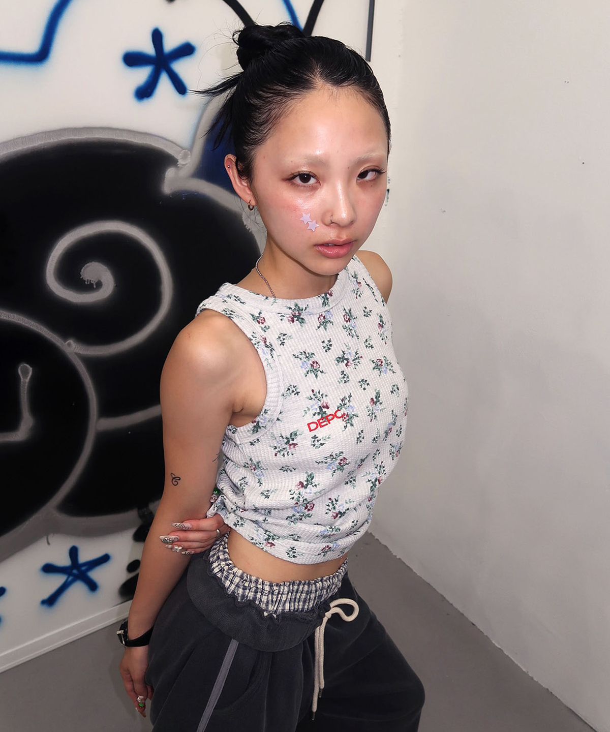 뎁크(DEPC) WAFFLE FLOWER SLEEVELESS TOP - GRAY