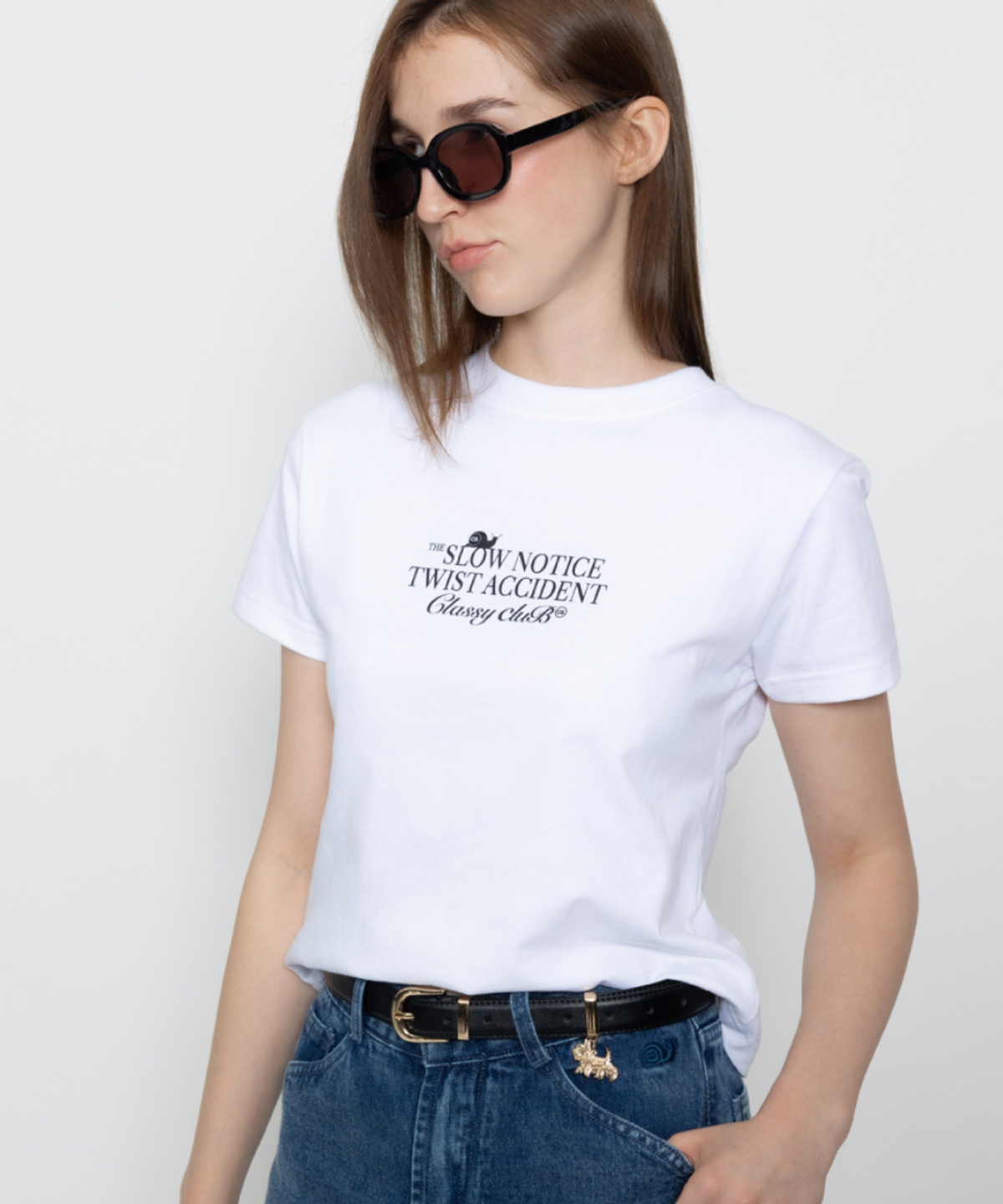 클래씨클럽(CLASSY CLUB) 액시던트 트위스트 티 (2 color)