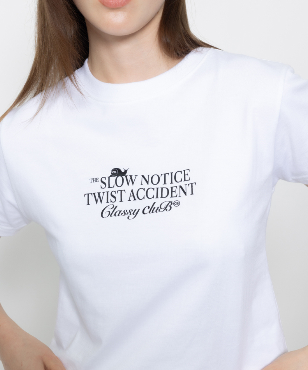 클래씨클럽(CLASSY CLUB) 액시던트 트위스트 티 (2 color)