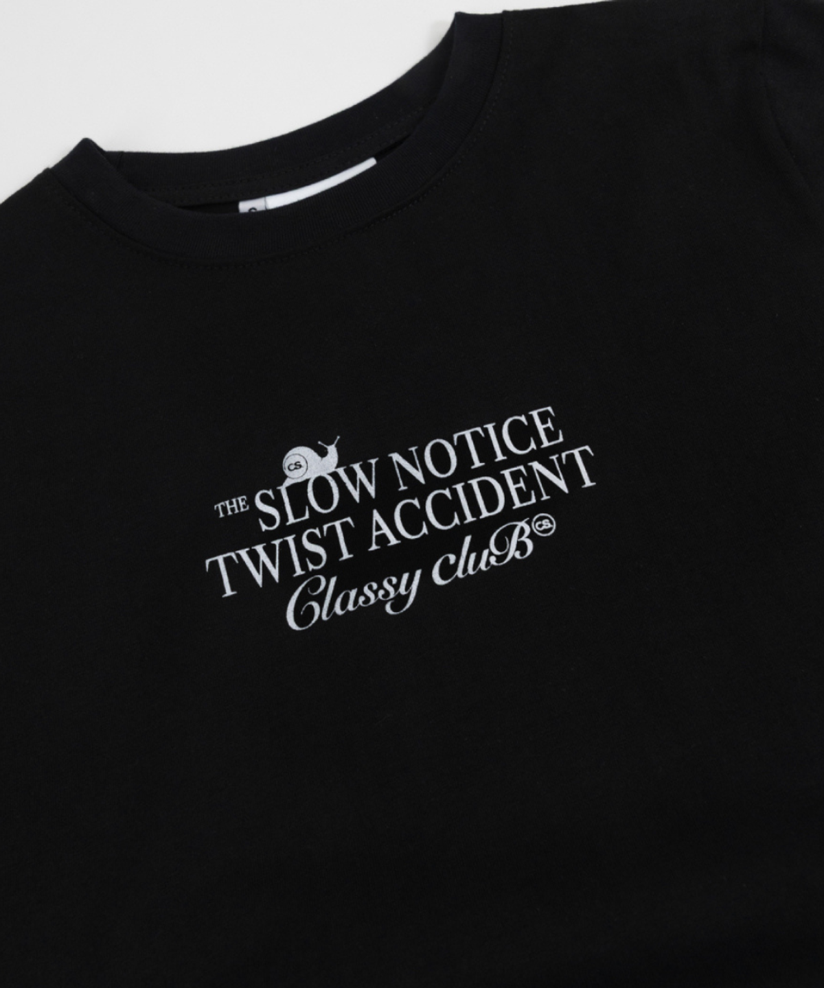 클래씨클럽(CLASSY CLUB) 액시던트 트위스트 티 (2 color)