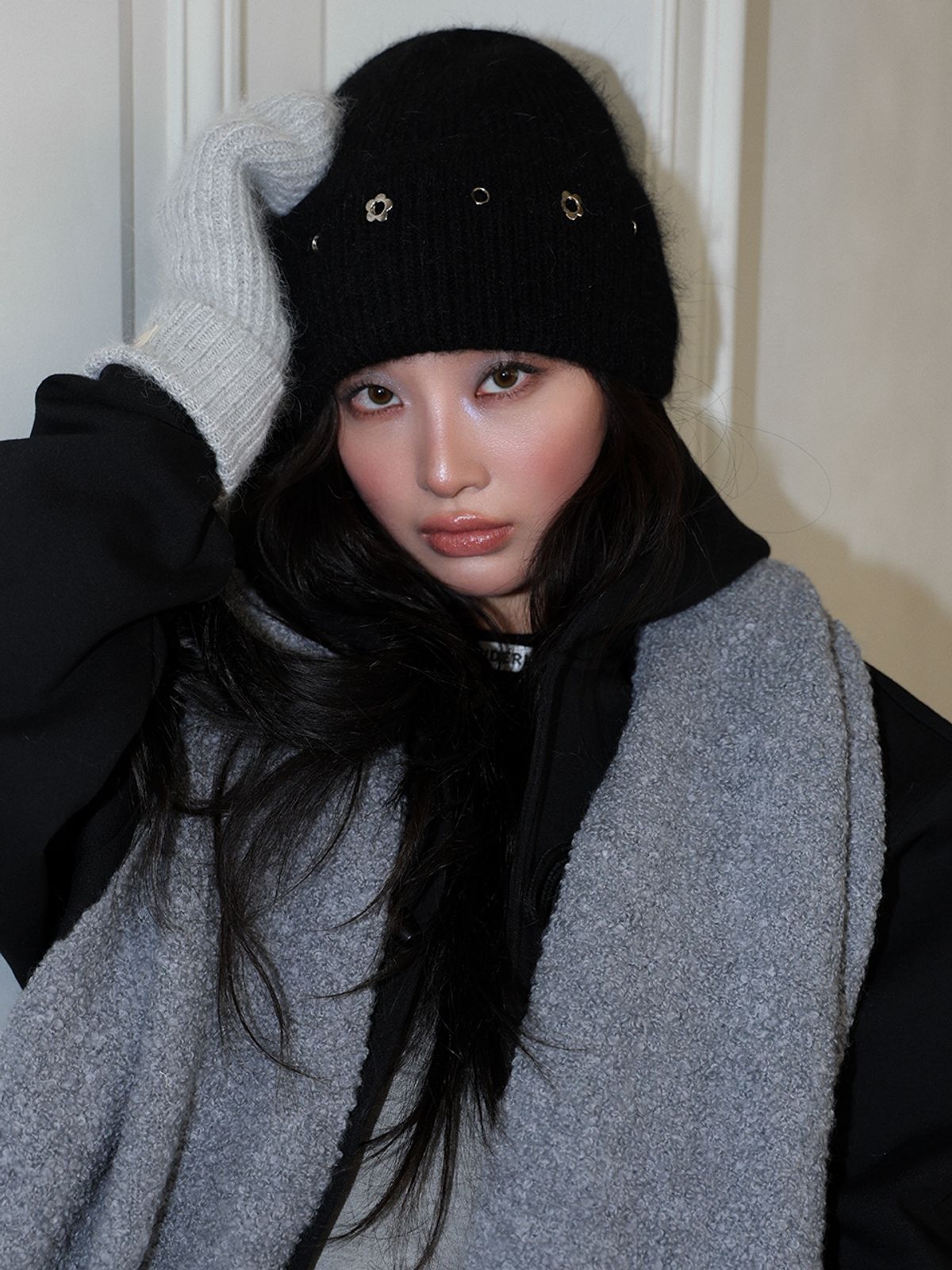 민더리(MEENDERI) FLOWER EYELET ANGORA BEANIE - BLACK