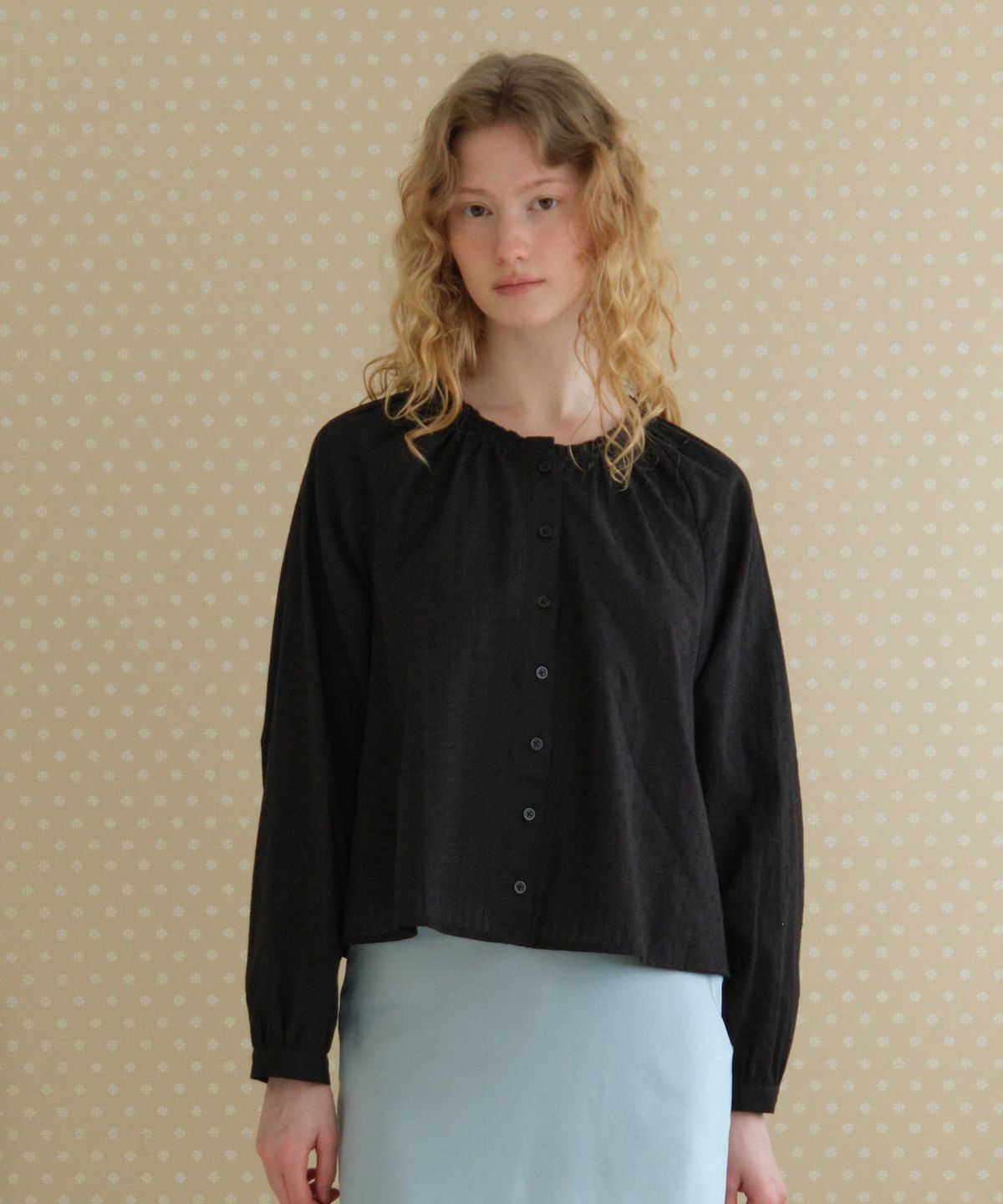 튜드먼트(TTUDEMENT) FRILLED NECK LONG-SLEEVE BLOUSE_BLACK