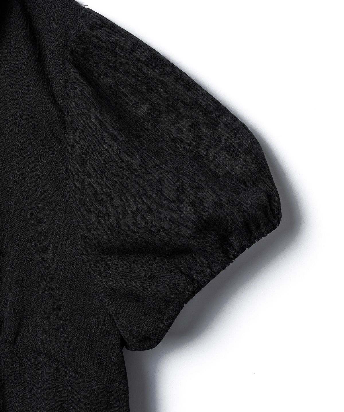 튜드먼트(TTUDEMENT) SHORT-SLEEVE BLOUSE WITH RUFFLED COLLAR_BLACK