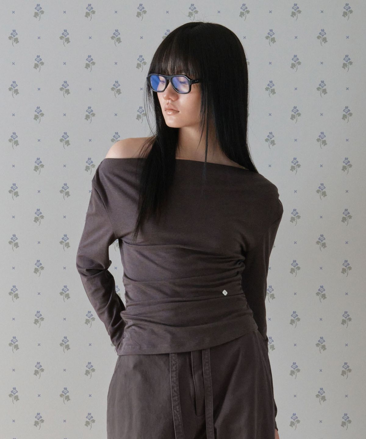 튜드먼트(TTUDEMENT) DRAPED JERSEY BLOUSE_CHARCOAL