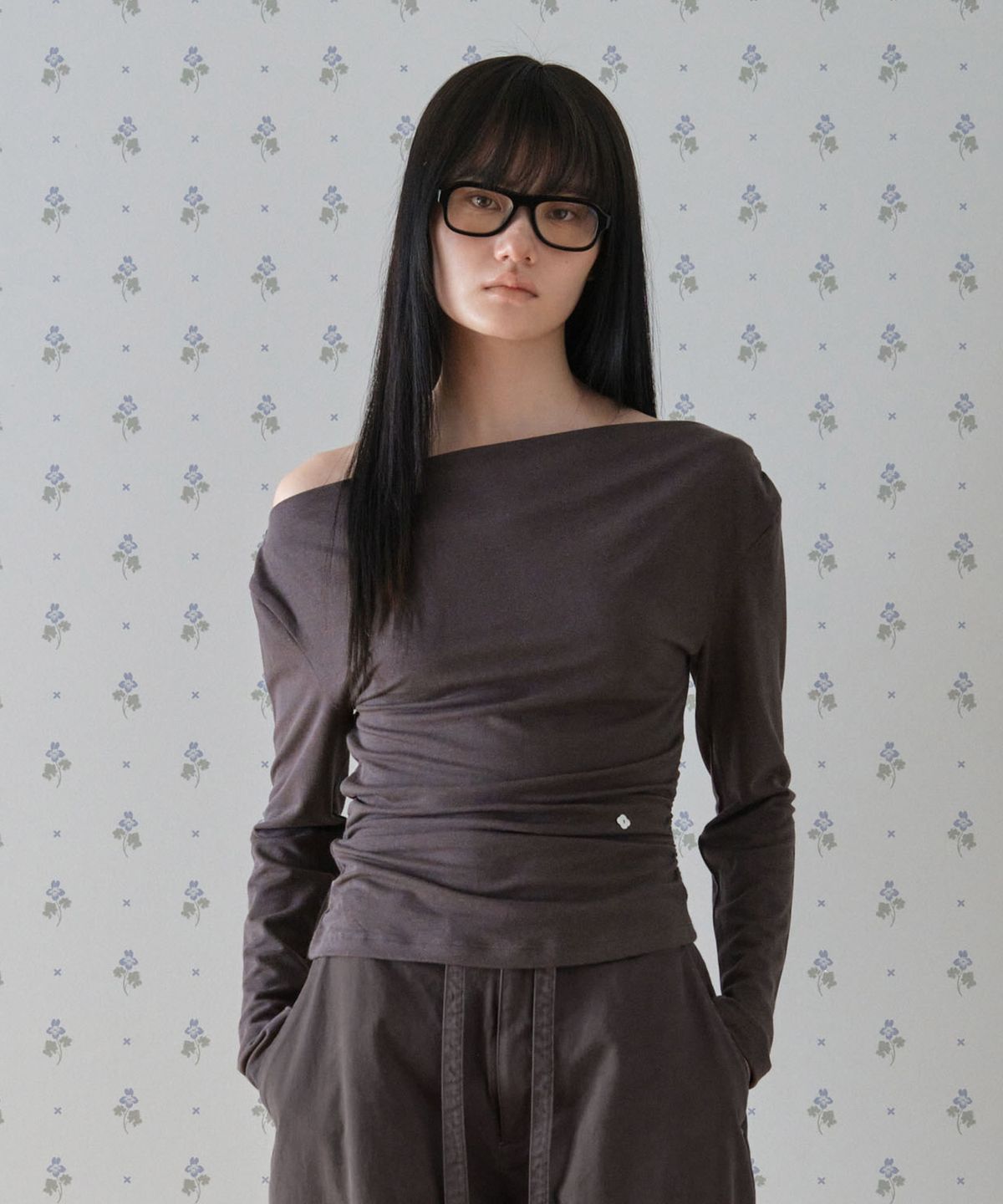 튜드먼트(TTUDEMENT) DRAPED JERSEY BLOUSE_CHARCOAL