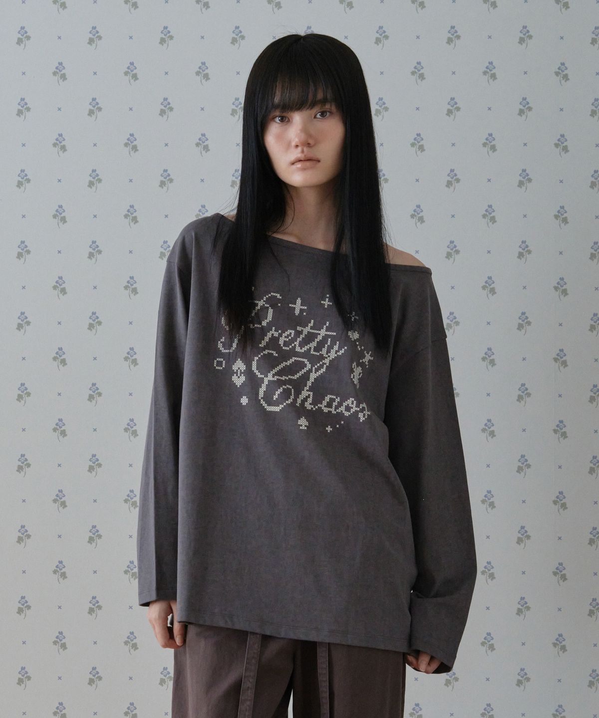 튜드먼트(TTUDEMENT) OFF-SHOULDER PIGMENT T-SHIRT_CHARCOAL