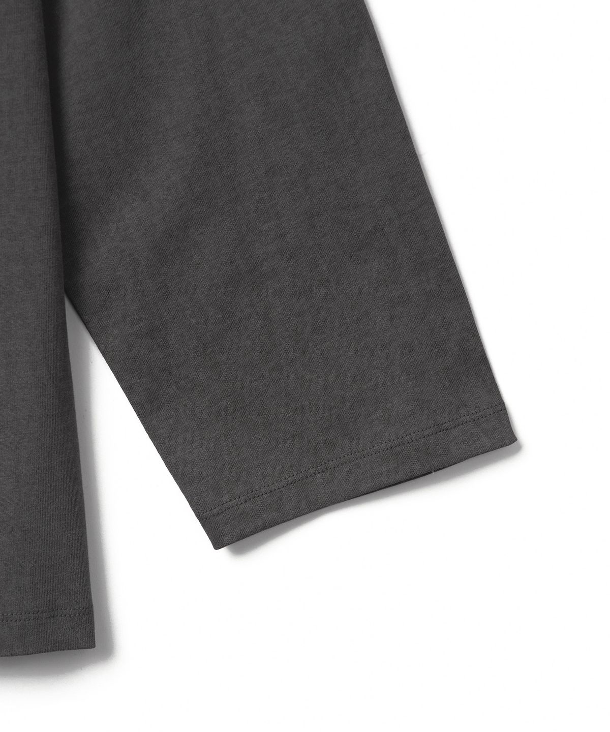 튜드먼트(TTUDEMENT) OFF-SHOULDER PIGMENT T-SHIRT_CHARCOAL