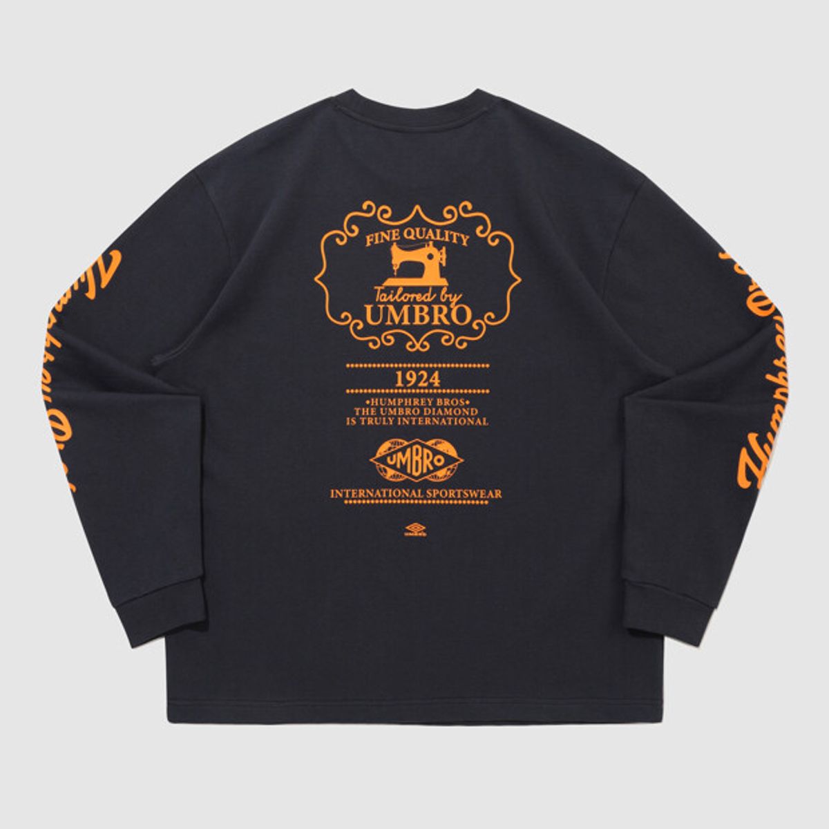 엄브로(UMBRO) HBL 브릿 캐주얼 그래픽 긴팔 티셔츠 네이비 UR121CRL26