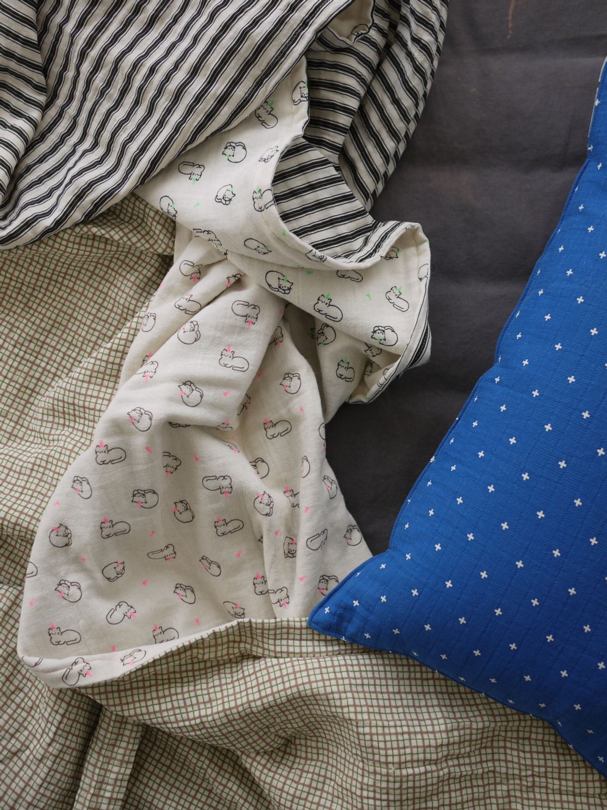 봄봄패브릭스(BOMBOM FABRICS) nordic cat print & stripe reversible gauze blanket 2type