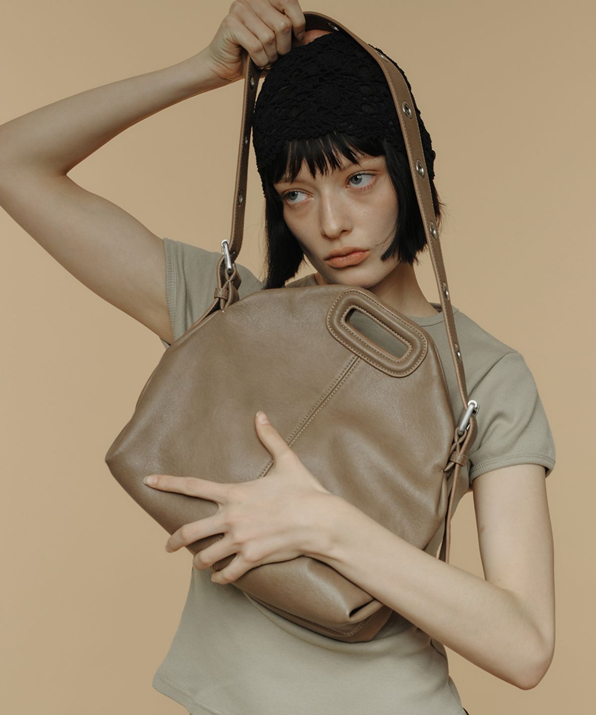로맨티누어(ROMANTINUER) Top-handle Hobo Bag (Brown)