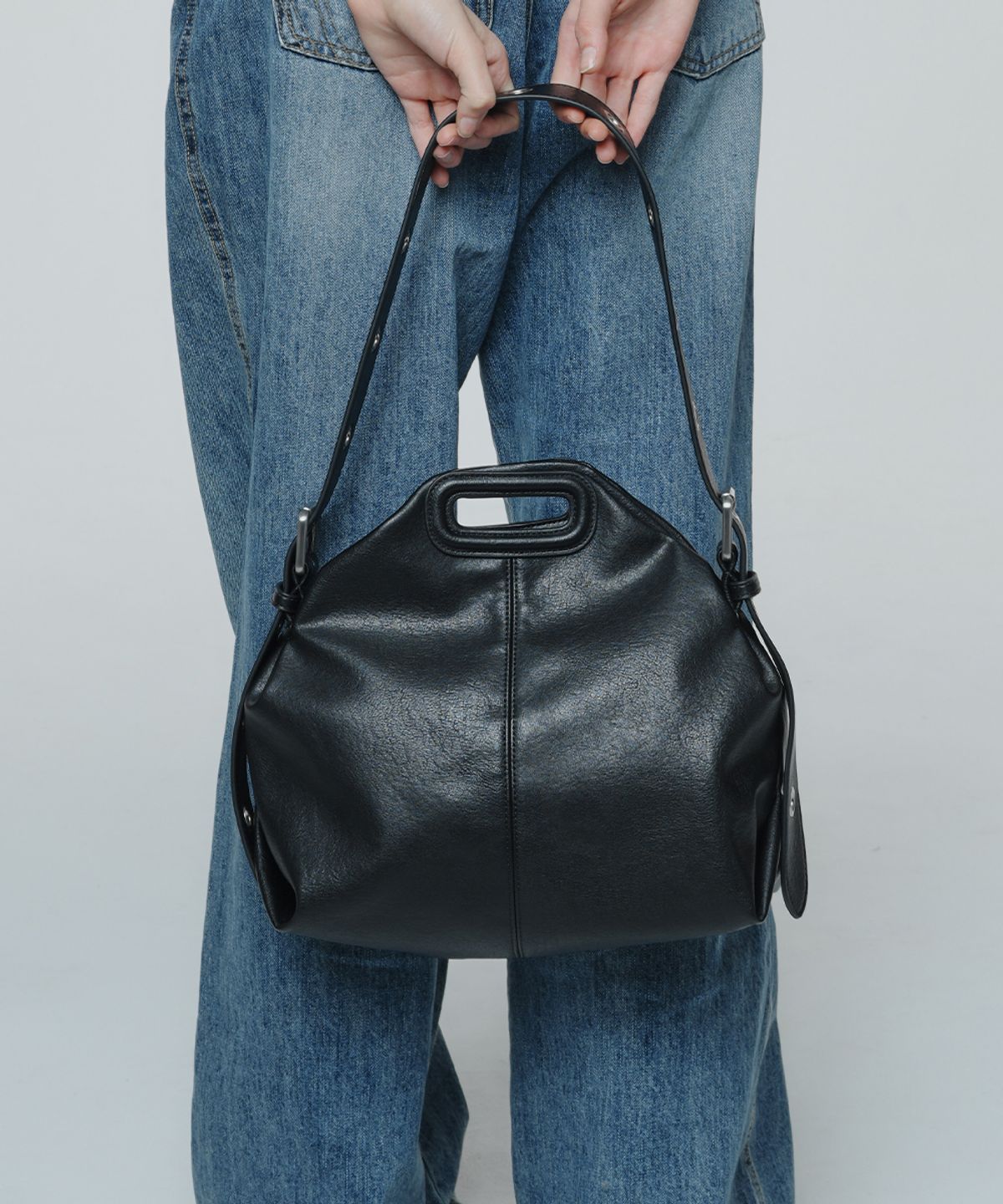 로맨티누어(ROMANTINUER) Top-handle Hobo Bag (Black)