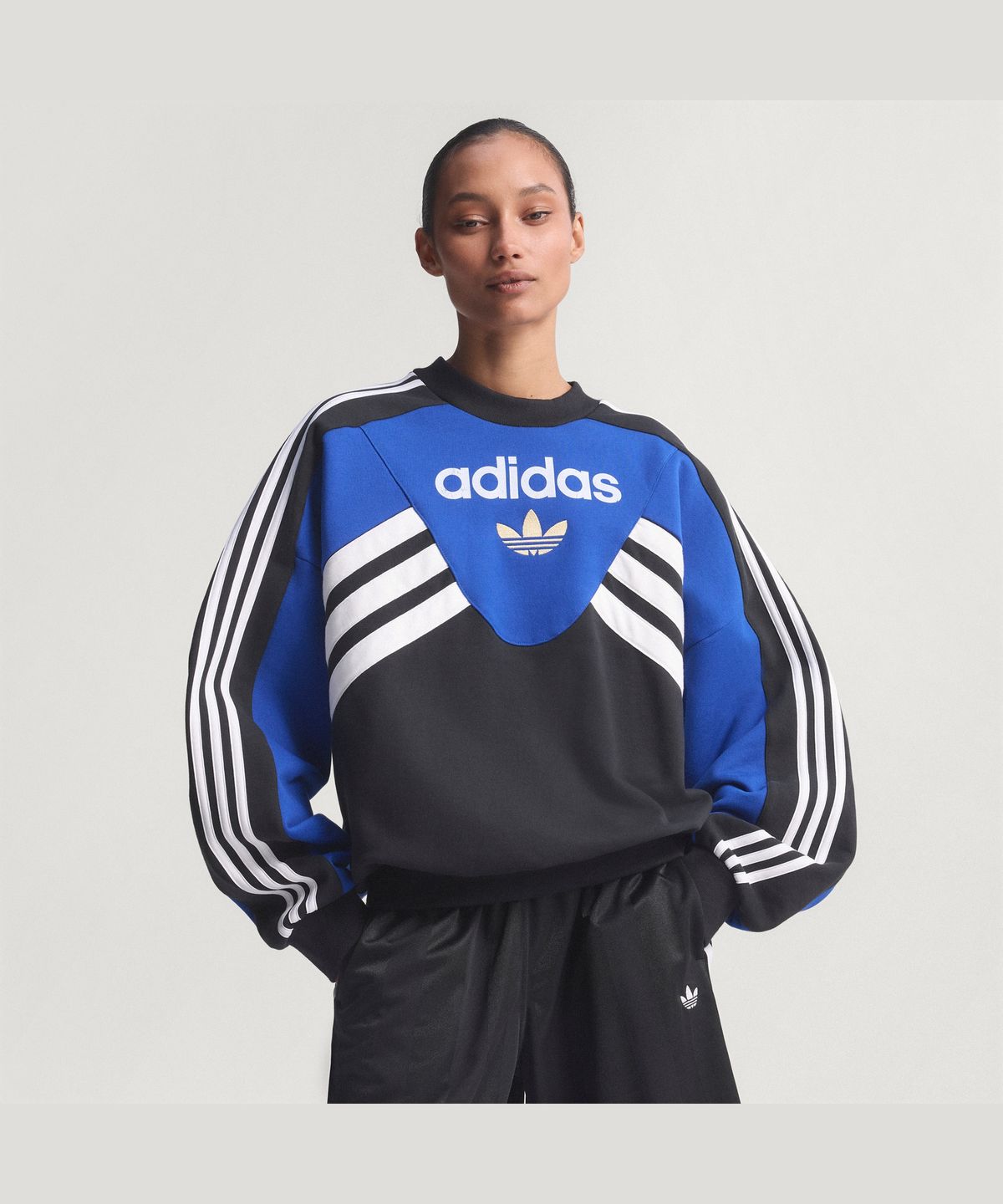 아디다스(ADIDAS) 크루 위드 컷라인 스웨트셔츠 KD7769